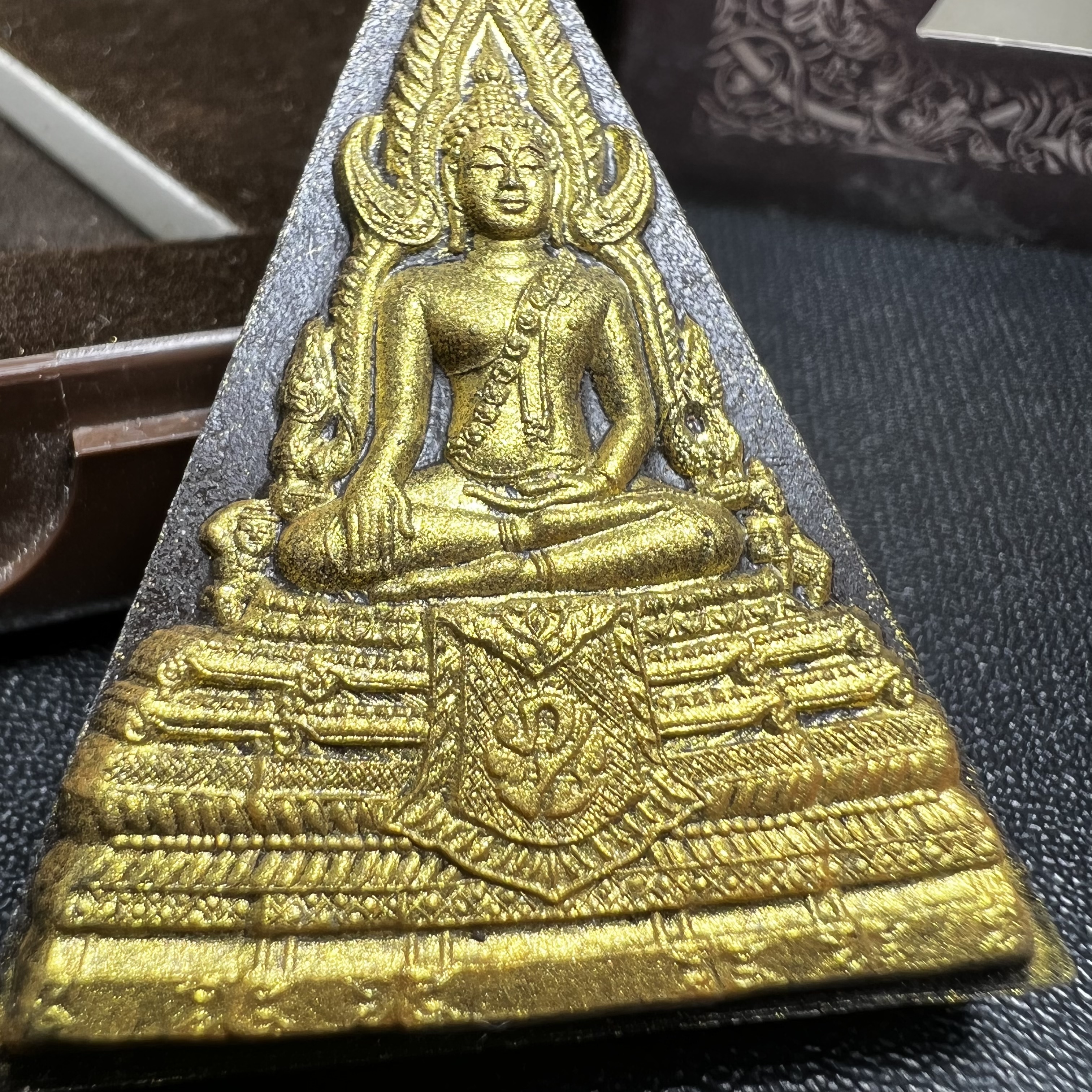 พระพุทธชินราช ภปร. โครงการ "เพราะแผ่นดินนี้ คือ แผ่นดินเกิด" ปี2548(รุ่นแรก) พระผงหลัง ภ.ป.ร. ทองคำ (พระราชทานเส้นพระเจ้า (เส้นผม)และมวลสารจิตรลดา)