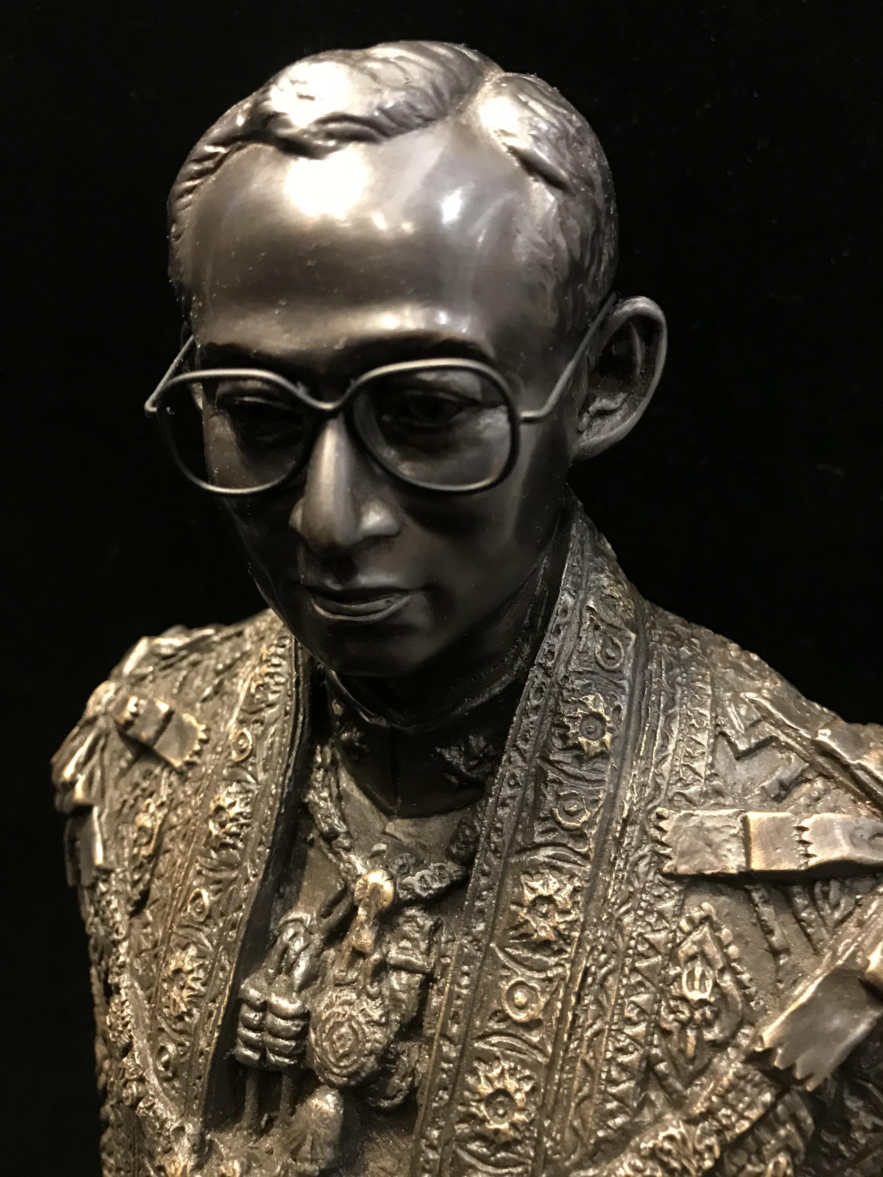 พระบรมรูปจำลองในหลวง รัชกาลที่ ๙ จัดสร้างโดย สมาคมศิษย์เก่าวิทยาศาสตร์ จุฬาลงกรณ์มหาวิทยาลัยและคณะวิทยาศาสตร์ จุฬาลงกรณ์มหาวิทยาลัย ปี2539(พร้อมกล่องบรรจุเดิมและใบรับรองจากผู้จัดสร้าง)