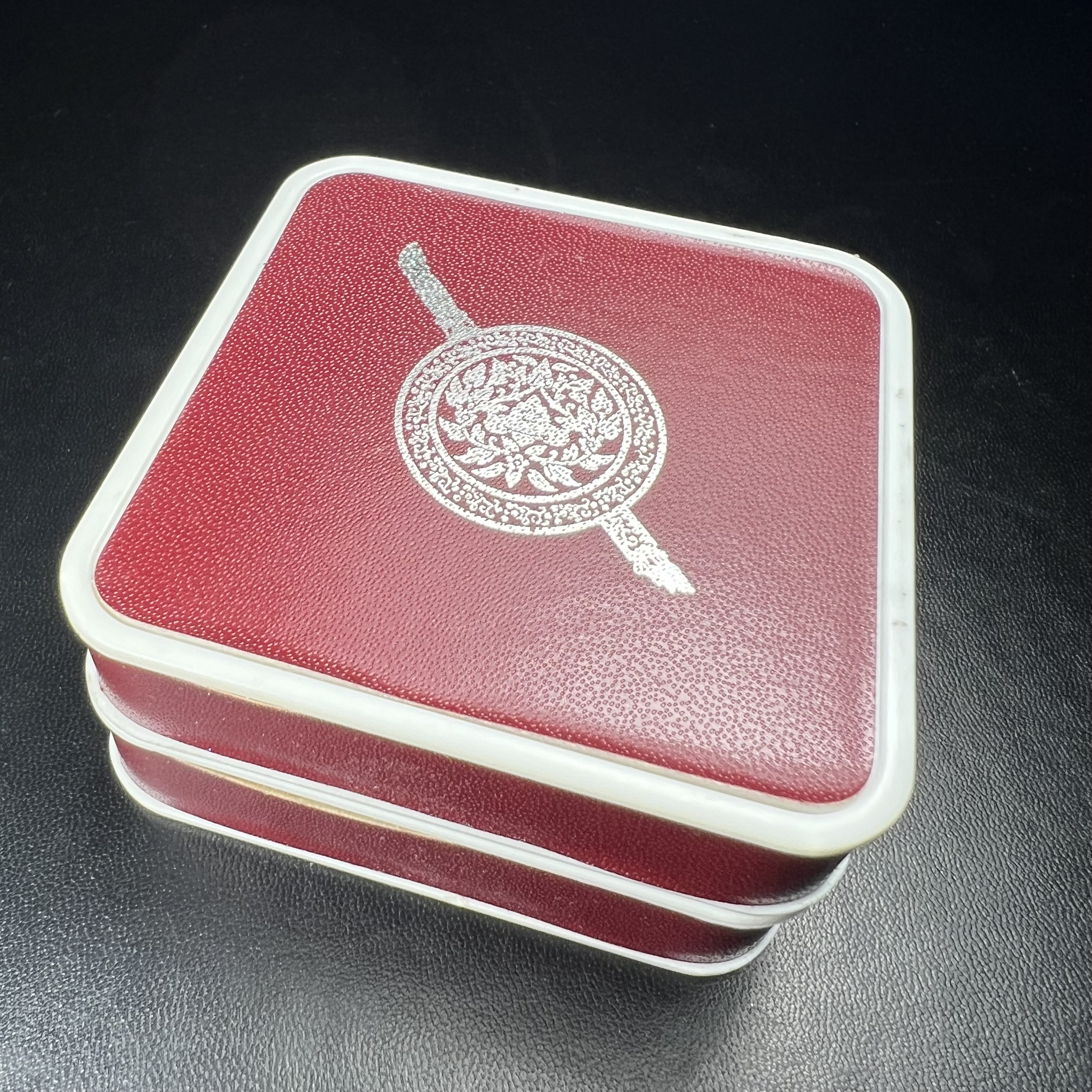 พระพุทธชินราช รุ่น ประวัติศาสตร์ มูลนิธิเพื่อตำรวจไทยจัดสร้าง ปี 2562 เนื้อเงินชุบสามกษัตริย์ขัดเงา พิมพ์เหรียญรูปไข่ฉลุลายไทย พิมพ์ใหญ่ พระพุทธชินราช แบบจิวเวอร์รี่(ขนาดสูง 2.9 ซม.)(สภาพสวยซีนซองเดิม กล่องบรรจุเดิมครบสมบูรณ์)(เลขเรียงสวย องค์หมายเลข 123)