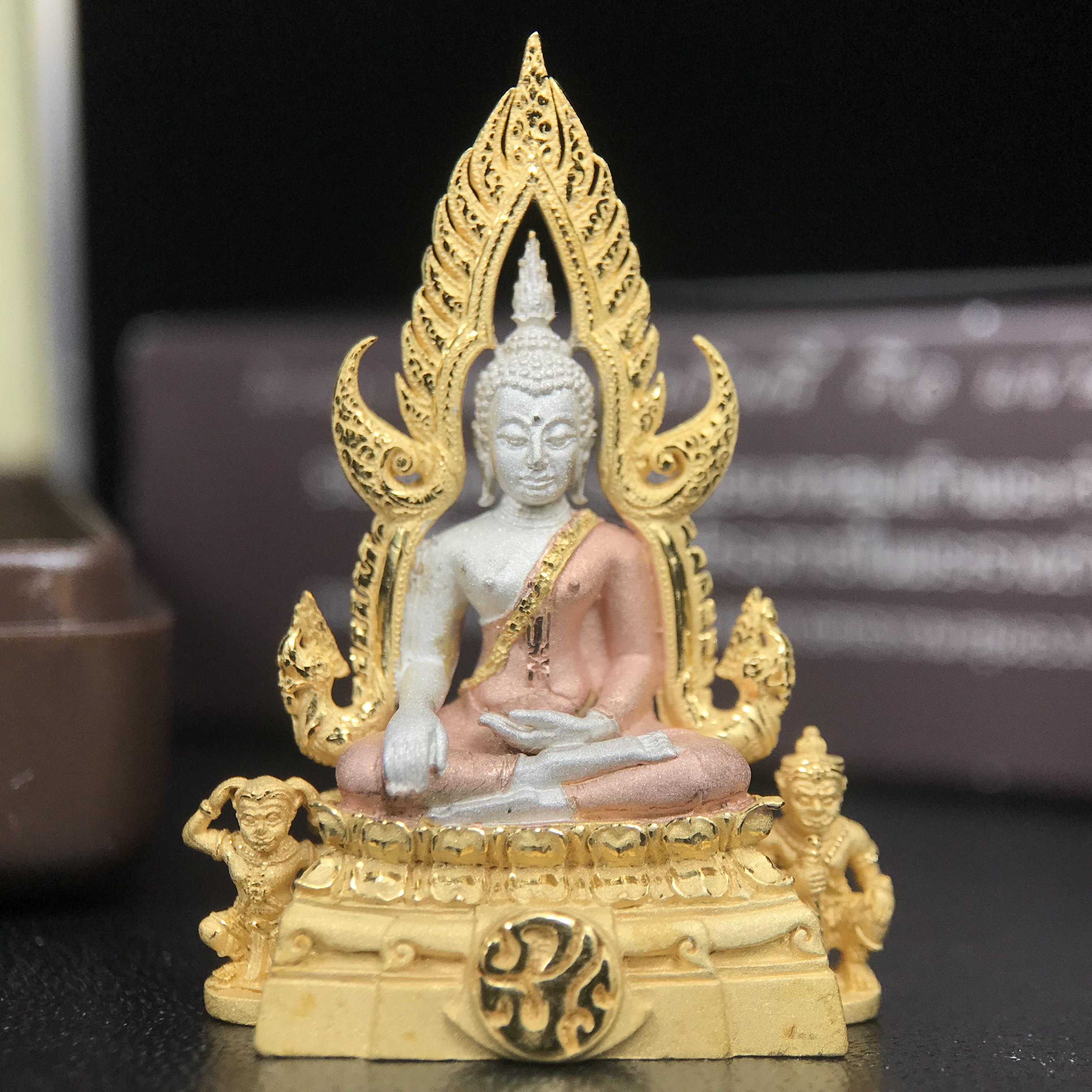 พระพุทธชินราช ภปร. โครงการ "เพราะแผ่นดินนี้ คือ แผ่นดินเกิด" ปี 2548(รุ่นแรก) ลอยองค์เนื้อเงินสามกษัตริย์ หน้าตัก 1/2 นิ้ว (ขนาด 3.5 x 2.5 ซม.) พุทธศิลป์งดงามทรงคุณค่า รุ่นยอดนิยม(องค์หมายเลข ๘๘๕๐)