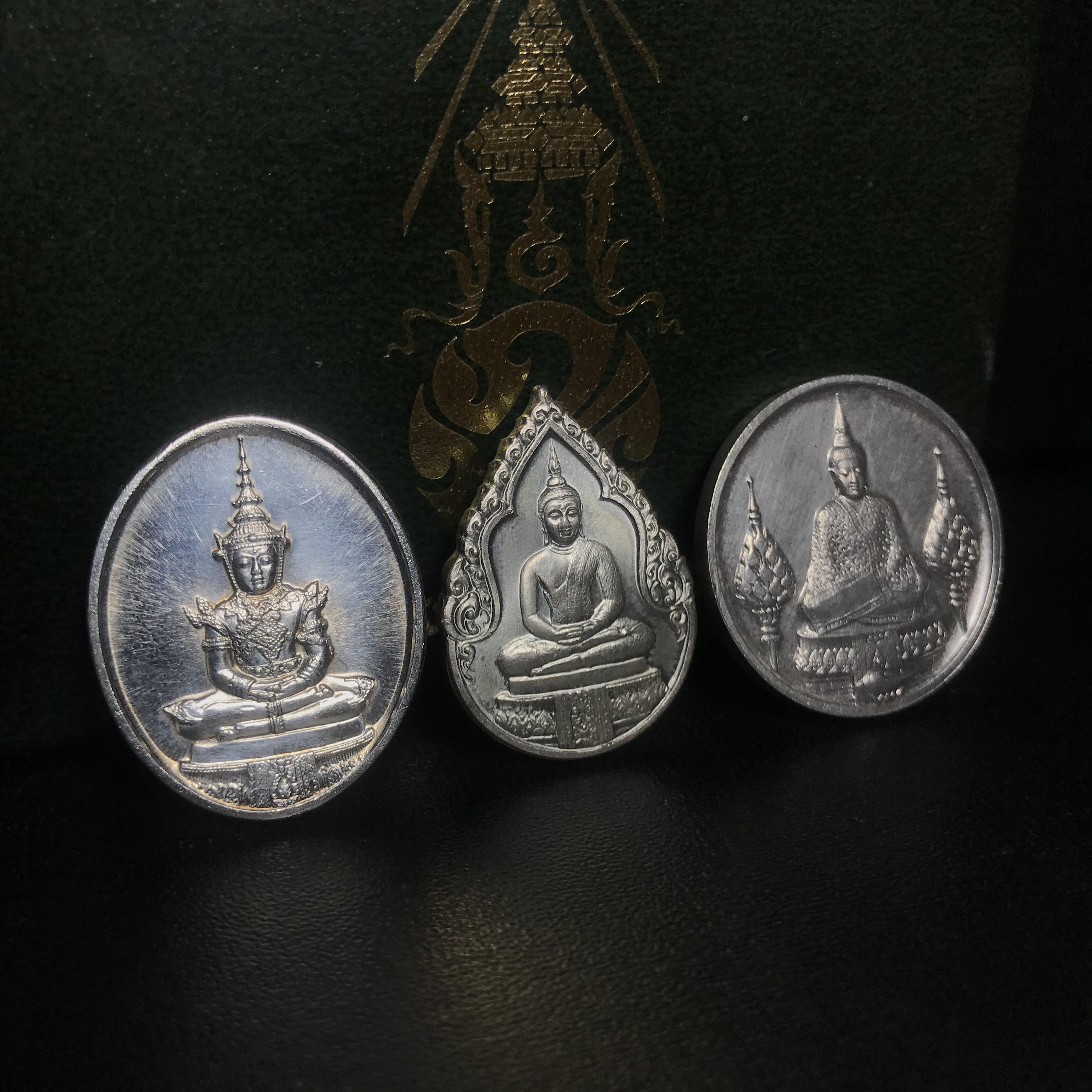 เหรียญพระแก้วมรกตหลัง ภปร ฉลองกรุงรัตนโกสินทร์ครบ 200 ปี พ.ศ.2525 เนื้อเงินกล่องบรรจุเดิมครบ3พิมพ์(บล็อกพระราชศรัธา)(ในหลวงรัชกาลที่9 เสด็จในพิธี)