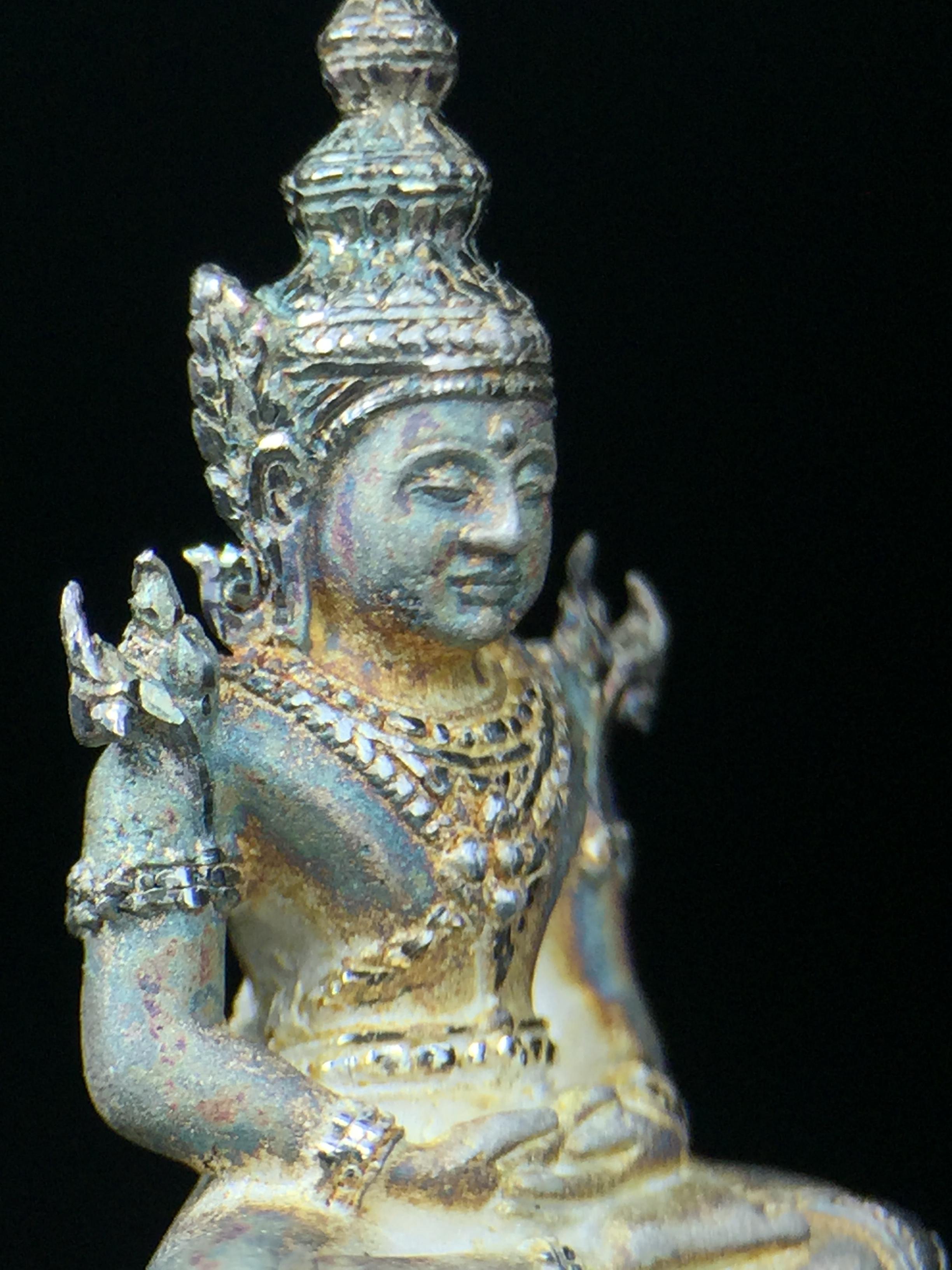 พระแก้วมรกต ภปร. ปี2547 จัดสร้างโดย รพ.ภูมิพลฯ ลอยองค์ หน้าตัก 1/2 นิ้ว เนื้อเงิน(สภาพผิวเดิมขึ้นสีรุ้งธรรมชาติ แบบนิยม สวยมากๆเสน่ห์พระเนื้อเงิน สีสันที่ธรรมชาติสรรค์สร้าง) งดงามทรงคุณค่าอีกหนึ่งรุ่นยอดนิยม หายาก(1ใน3000องค์)