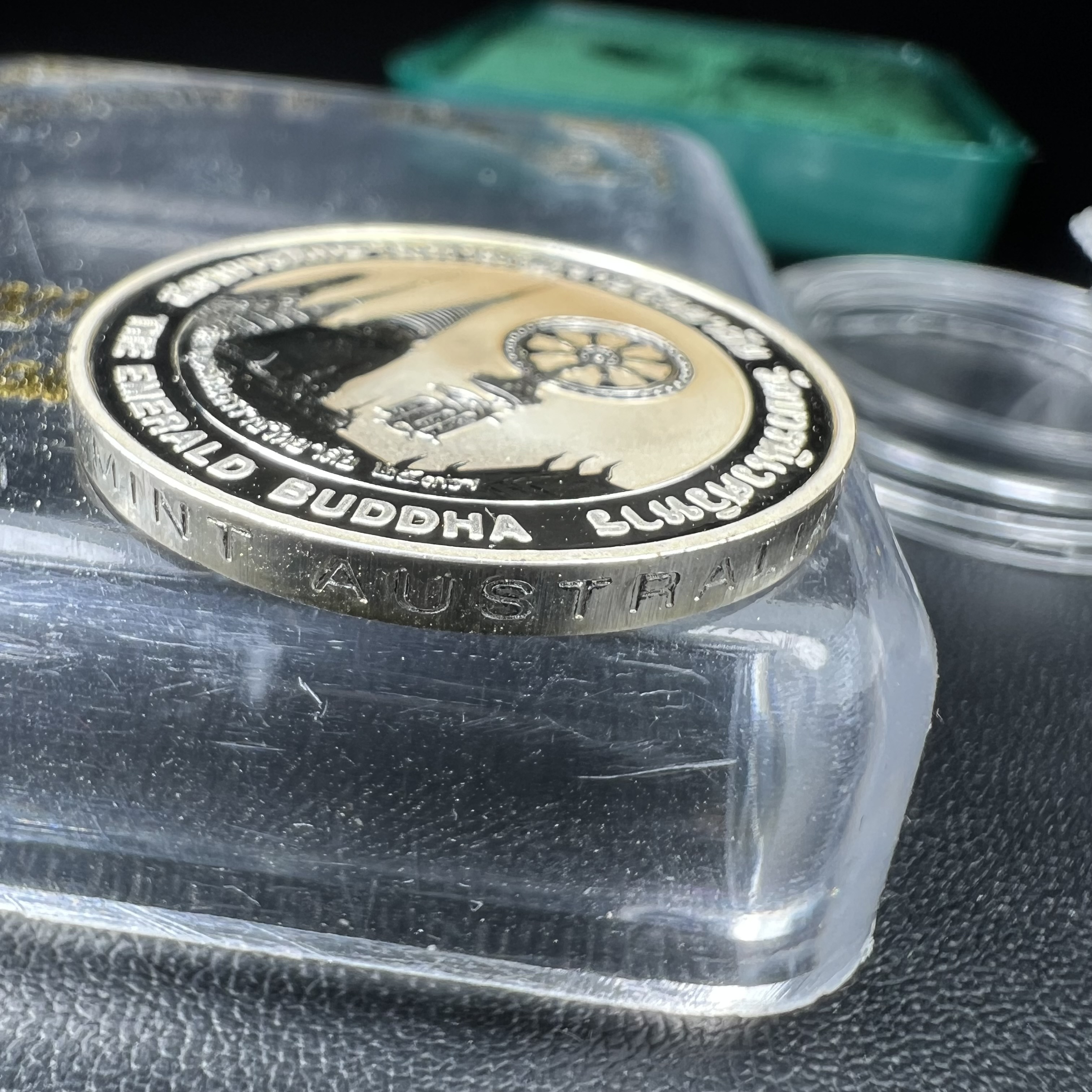 เหรียญพระแก้วมรกต ทรงเครื่องฤดูร้อน หลัง สธ. รุ่นเฉลิมพระเกียรติ สภาการศึกษามหามกุฏราชวิทยาลัย วิทยาเขตสิรินธรราชวิทยาลัย วัดบวรนิเวศวิหาร ปี 2537 เนื้อเงินขัดเงาสามมิติ 99.90%(หายากพบเจอน้อย) ขนาด 2.5 ซม.ผลิตโดยโรงงานกษาปณ์เพิร์ธ ประเทศออสเตรเลีย