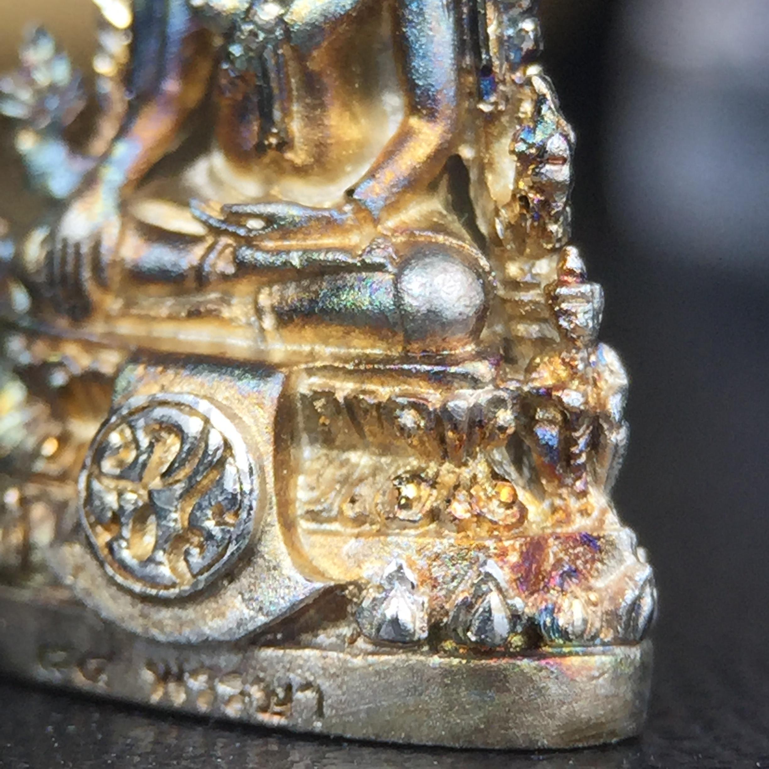 พระพุทธชินราช(จำลอง) ภปร. 84 พรรษา เนื้อเงินชุบทองคำขาว พิมพ์เล็กขนาดหน้าตัก 1/4 นิ้ว (สภาพผิวเดิมสวย ขึ้นสีรุ้งธรรมชาติ แบบนิยม)(พระราชทานมวลสาร จิตรลดาและเส้นพระเจ้า(เส้นผม))พุทธศิลป์ทรงคุณค่าอีกหนึ่งรุ่นยอดนิยม