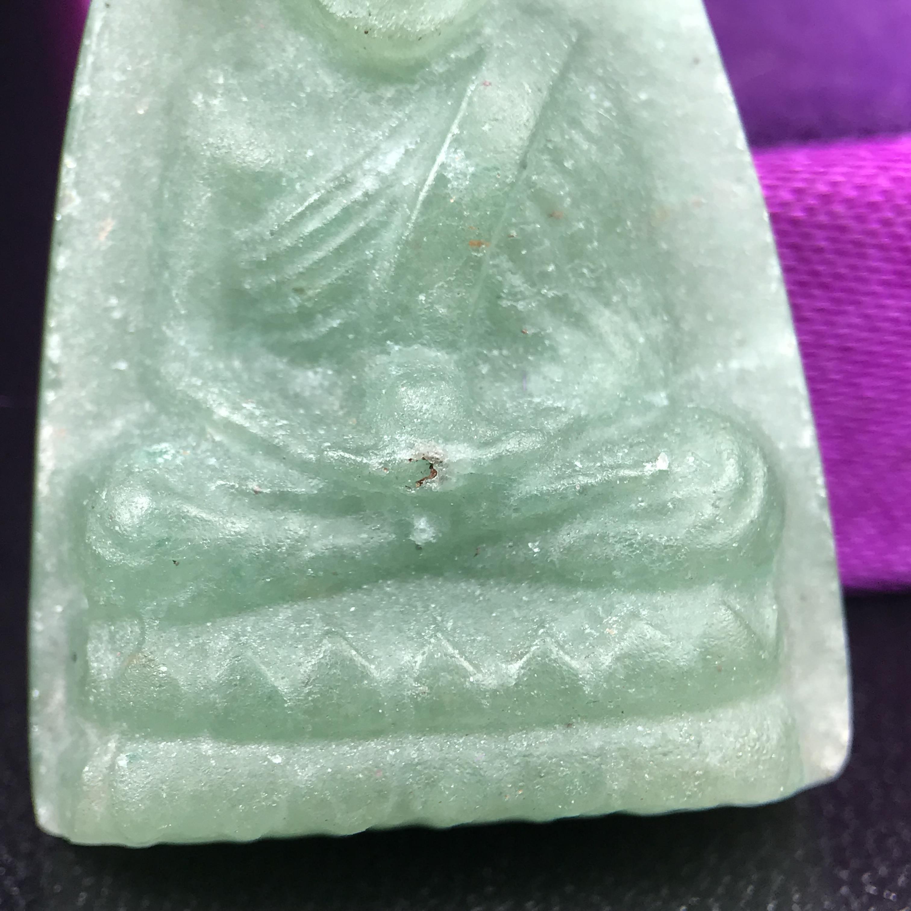 หลวงปู่ทวดหยก วัดพะโคะ จ.สงขลา ปี 2543 เนื้อหยก พิมพ์ใหญ่ ขนาด 3.5 x 2.2 ซม. ด้านหลังแผ่นโค๊ตทองคำ สร้างโดยสมาคมชาวเพชรบุรี “สมเด็จเจ้าพะโคะหลวงปู่ทวดเหยียบน้ำทะเลจืด” ครั้งแรกแห่งประวัติศาสตร์(สวยงามเป็นของล้ำค่าหายากมาก)สภาพสวยสมบูรณ์