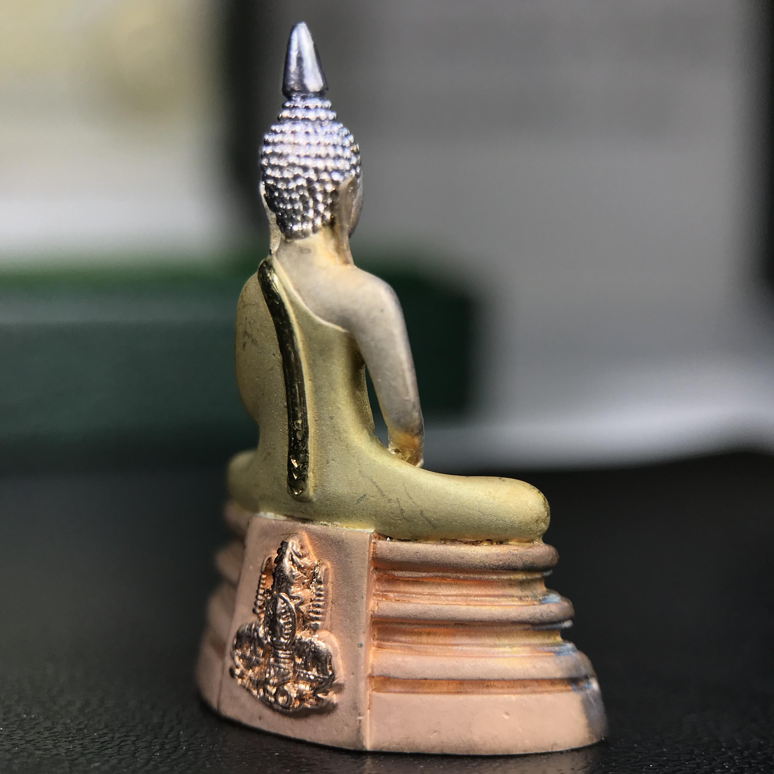 พระพุทธโสธร ภปร. รุ่นย้อนยุค สร้างพระอุโบสถ สมาคมชาวฉะเชิงเทรา จัดสร้าง ปี 2539 วโรกาสครองสิริราชสมบัติครบ 50 ปี เนื้อเงินชุบสามกษัตริย์ทรายนวลขัดเงาบางส่วน(สภาพผิวเดิม เก่าเก็บอย่าดี สวยมาก แบบนี้หายาก) พร้อมกล่องบรรจุและใบรับรองเดิมครบสมบูรณ์