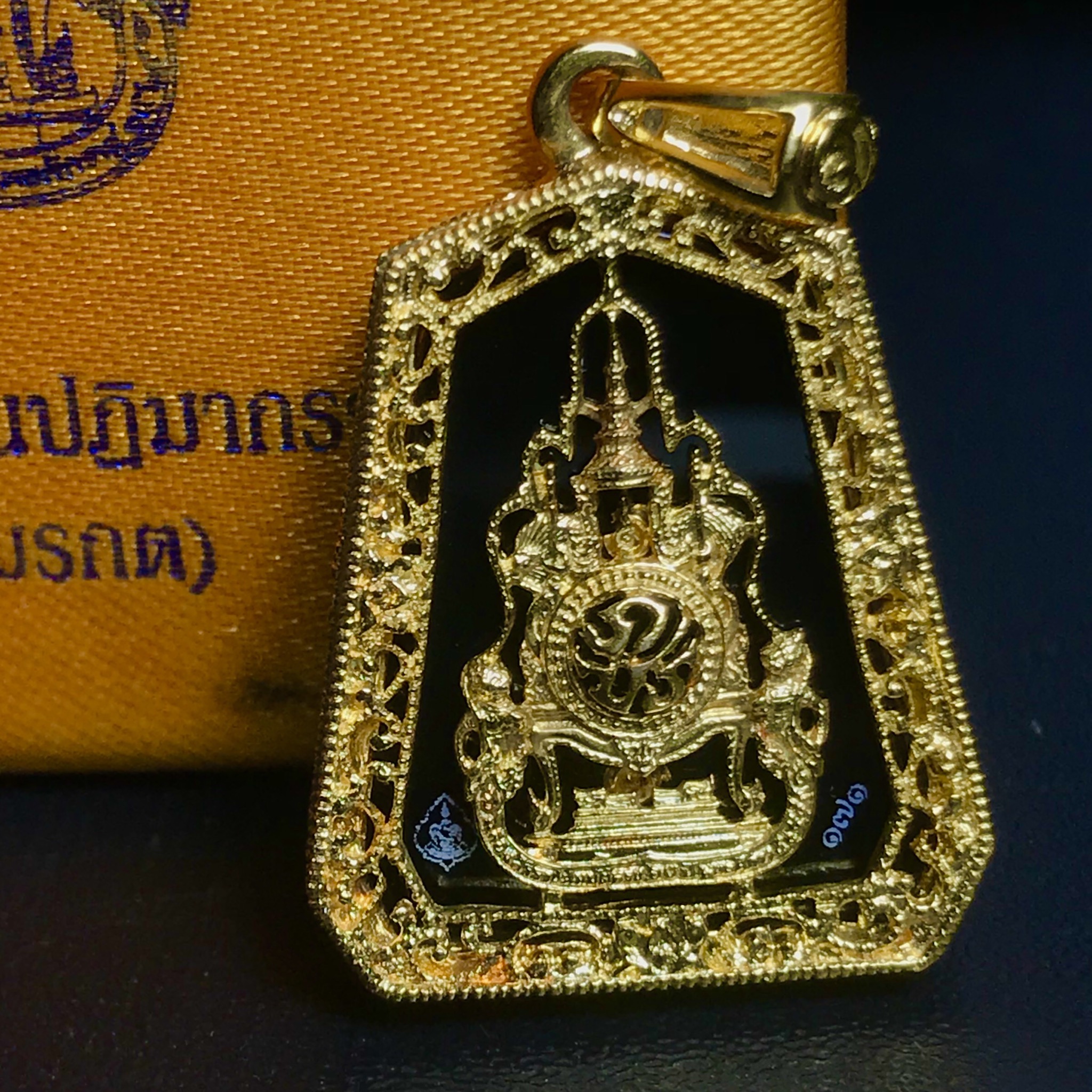 เหรียญพระแก้วมรกต(จำลอง)ทรงเครื่องฤดูร้อนแบบเจ็ดเหลี่ยม เนื้อทองคำ ด้านหลังตราสัญลักษณ์ฉลองสิริราชสมบัติครบ 60 ปี(1ใน1999องค์)(หายากมาก)