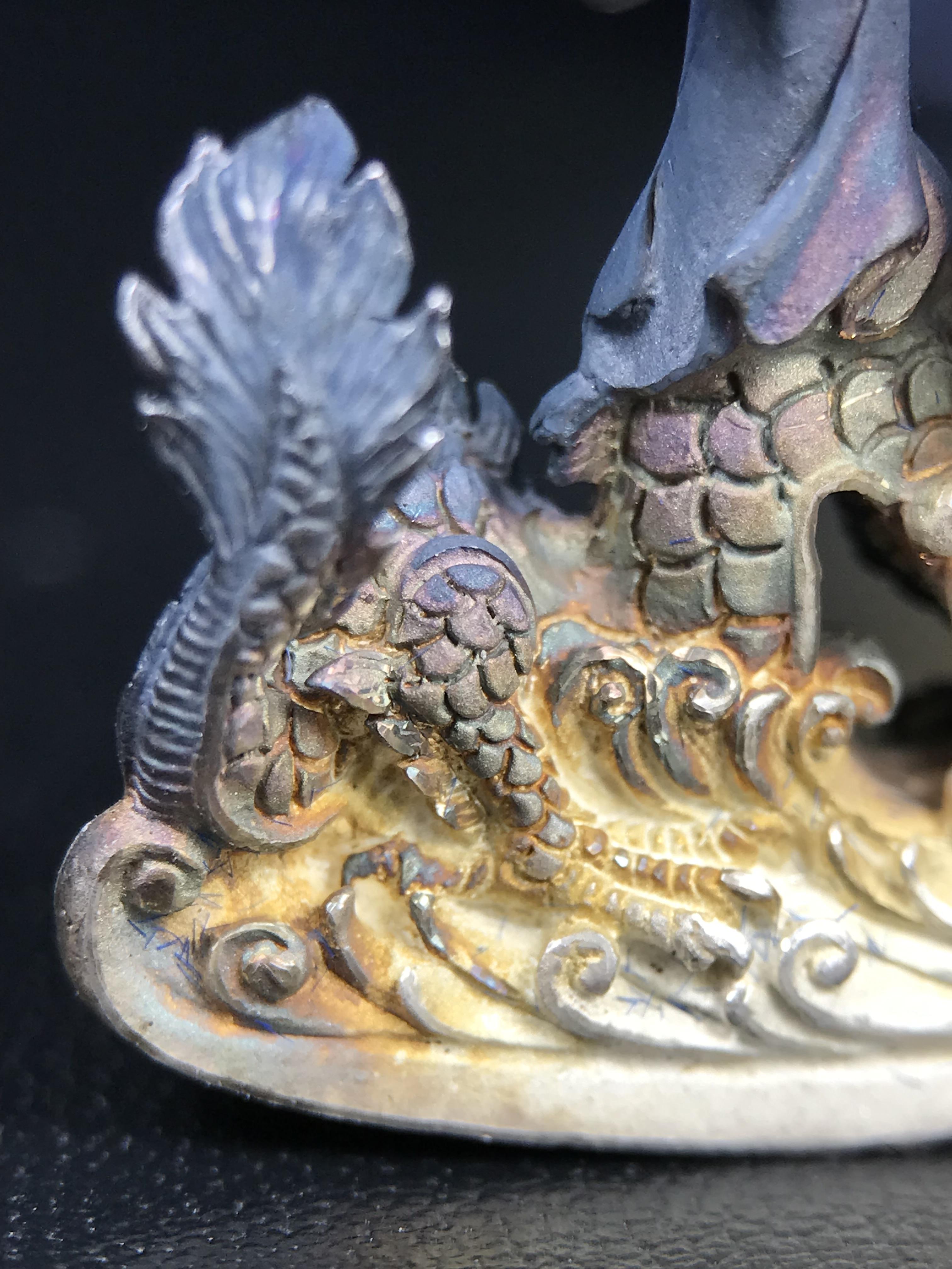 รูปหล่อลอยองค์พระโพธิสัตว์กวนอิม ทรงประทับมังกร จ.ระนอง ปี 2539 เนื้อเงิน พิมพ์ใหญ่(ผิวกลับดำทูโทนเข้มขลังสวยงามมีเสน่ห์)(สภาพผิวเดิม)(เสน่ห์พระเนื้อเงินสีสันที่ธรรมชาติสรรค์สร้าง)เฉลิมฉลองในวโรกาสที่พระบาทสมเด็จพระเจ้าอยู่หัวทรงครองสิริราชสมบัติครบ50ปี