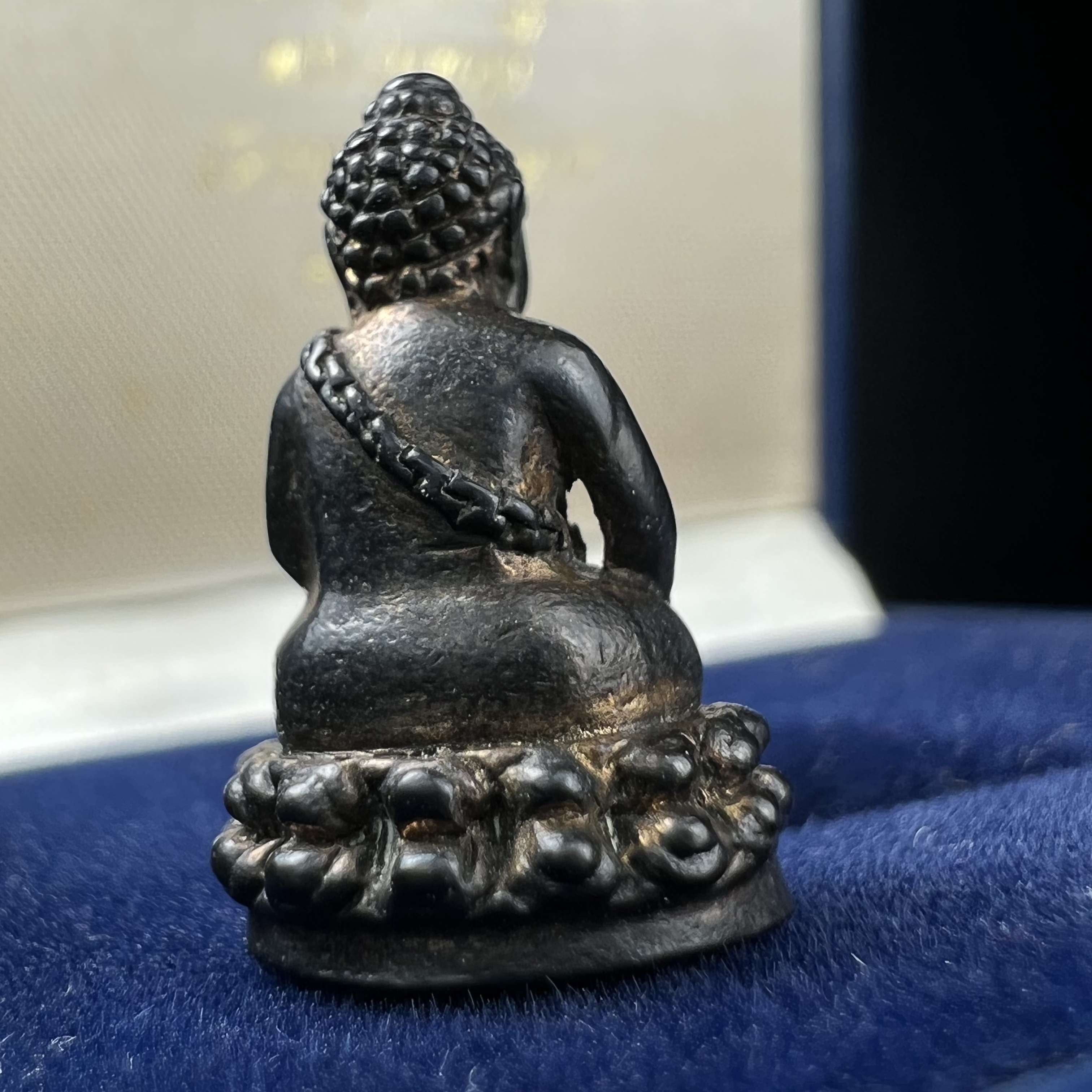 พระกริ่งพุทธอุดมสมบูรณ์(พระปุ้มปุ้ย)รุ่นแรก เนื้อนวโลหะเต็มสูตร วัดบวรนิเวศวิหาร ปี2535 แขวนบูชาไม่มีอดอยาก มีความอุดมสมบูรณ์สมตามลักษณะและมงคลนามตามชื่อ ตามปรารถนา(1ใน2000องค์)หายาก