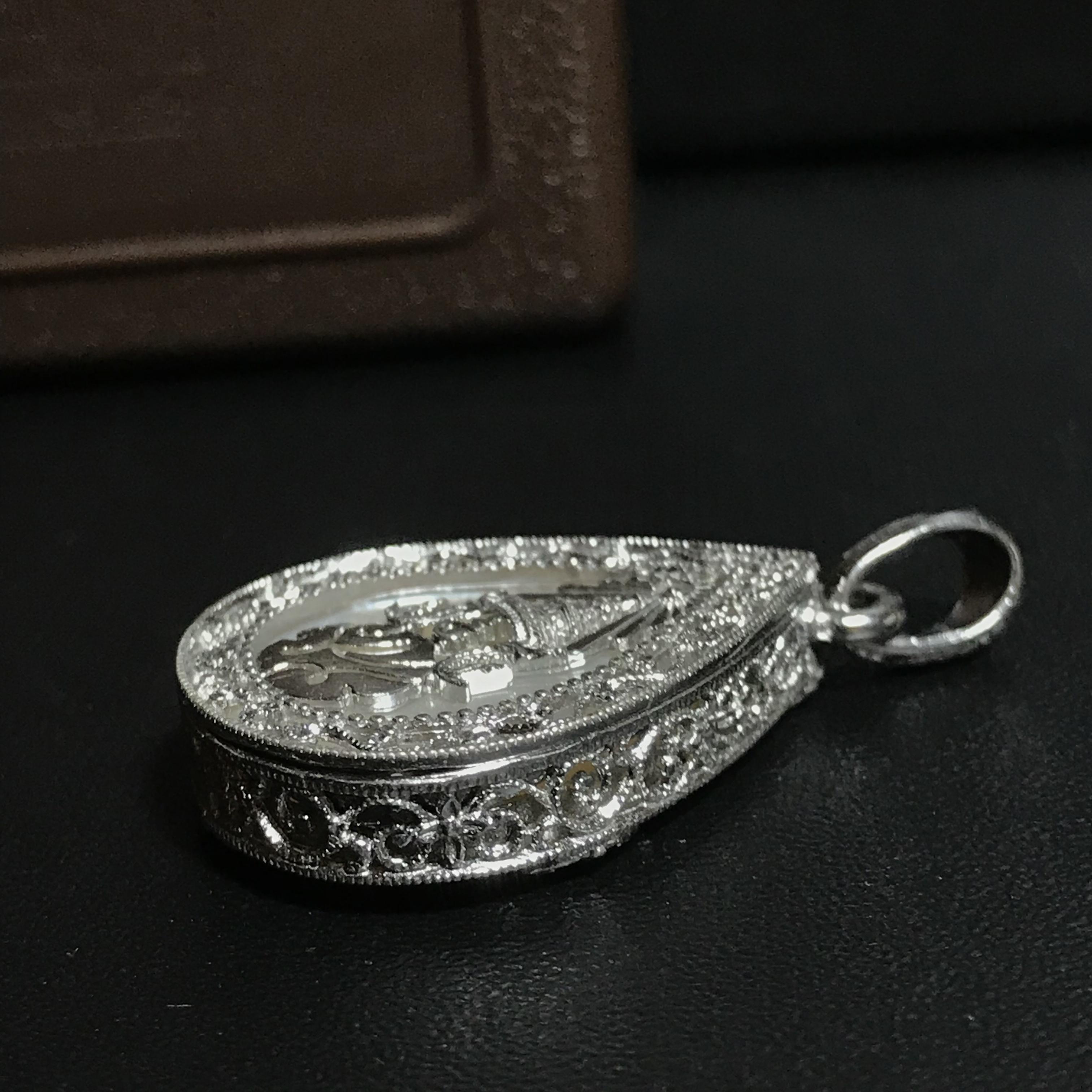 พระพุทธชินราช ภปร. โครงการ "เพราะแผ่นดินนี้ คือ แผ่นดินเกิด" ปี2548(รุ่นแรก) เหรียญทรงหยดน้ำ ขนาด 21 x 31 มม. เนื้อเงินสามกษัตริย์