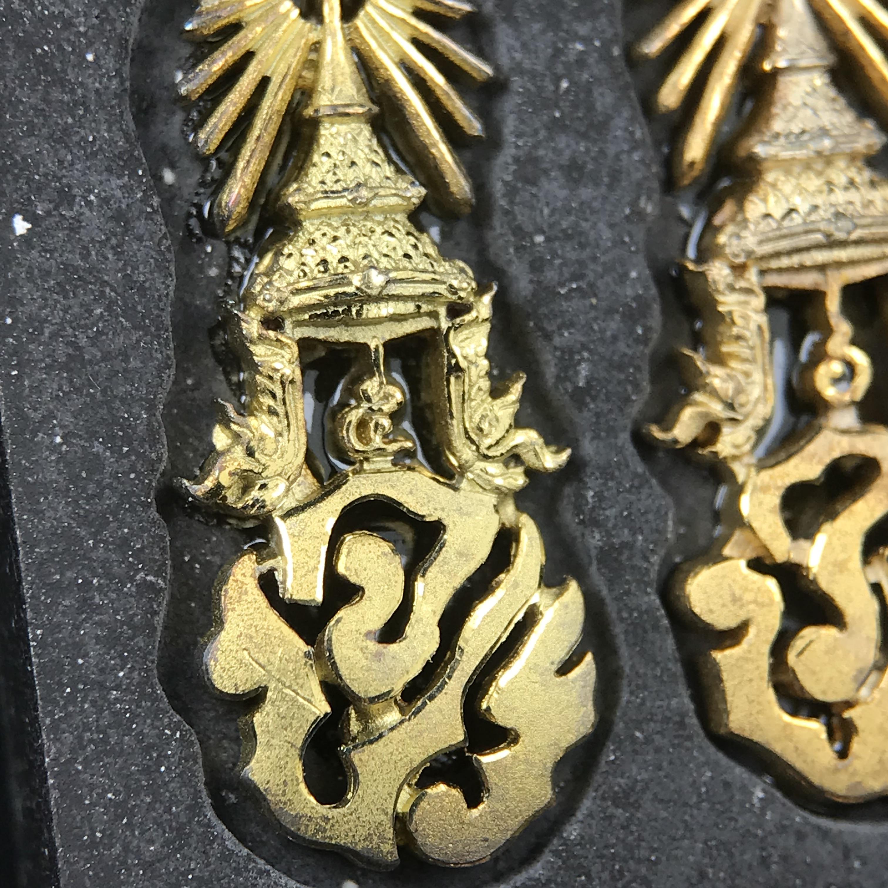 พระนิรันตรายสองกษัตริย์ มหาพุทธานุภาพแห่งแผ่นดิน ปี 2552 "พระผู้ปกป้องคุ้มครองจากภัยอันตรายทั้งปวง" พระผงพิมพ์สมเด็จหน้าปัดทอง สีดำด้านหลังฝังโลหะเงินชุบทอง เชิญอักษรพระปรมาภิไธยสองกษัตริย์(จปร.และ วปร.) พร้อมกล่องบรรจุเดิม องค์หมายเลข ๒๘๐