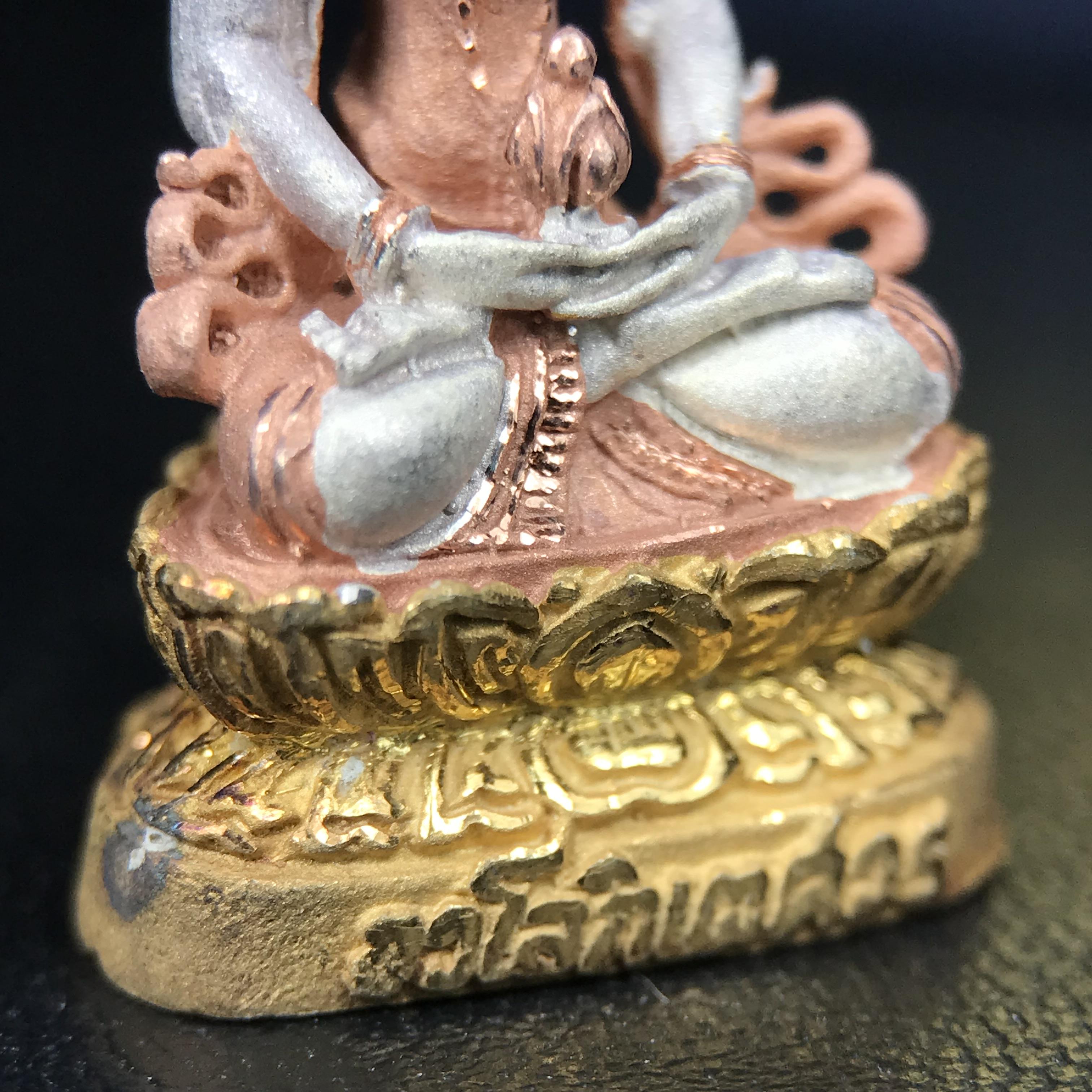 พระอวโลกิเตศวร เมตตา มหาบารมี พิธีพุทธาภิเษก ณ อุโบสถ วัดบวรนิเวศวิหาร 3 พฤษภาคม 2540 เนื้อเงินสามกษัตริย์ ขนาด 3.2 x 2.7 ซม. ตอกโค๊ตใต้ฐานพร้อมกล่องบรรจุเดิม สวย ครบ สมบูรณ์(รุ่นนี้หายาก พบเจอน้อยมาก)