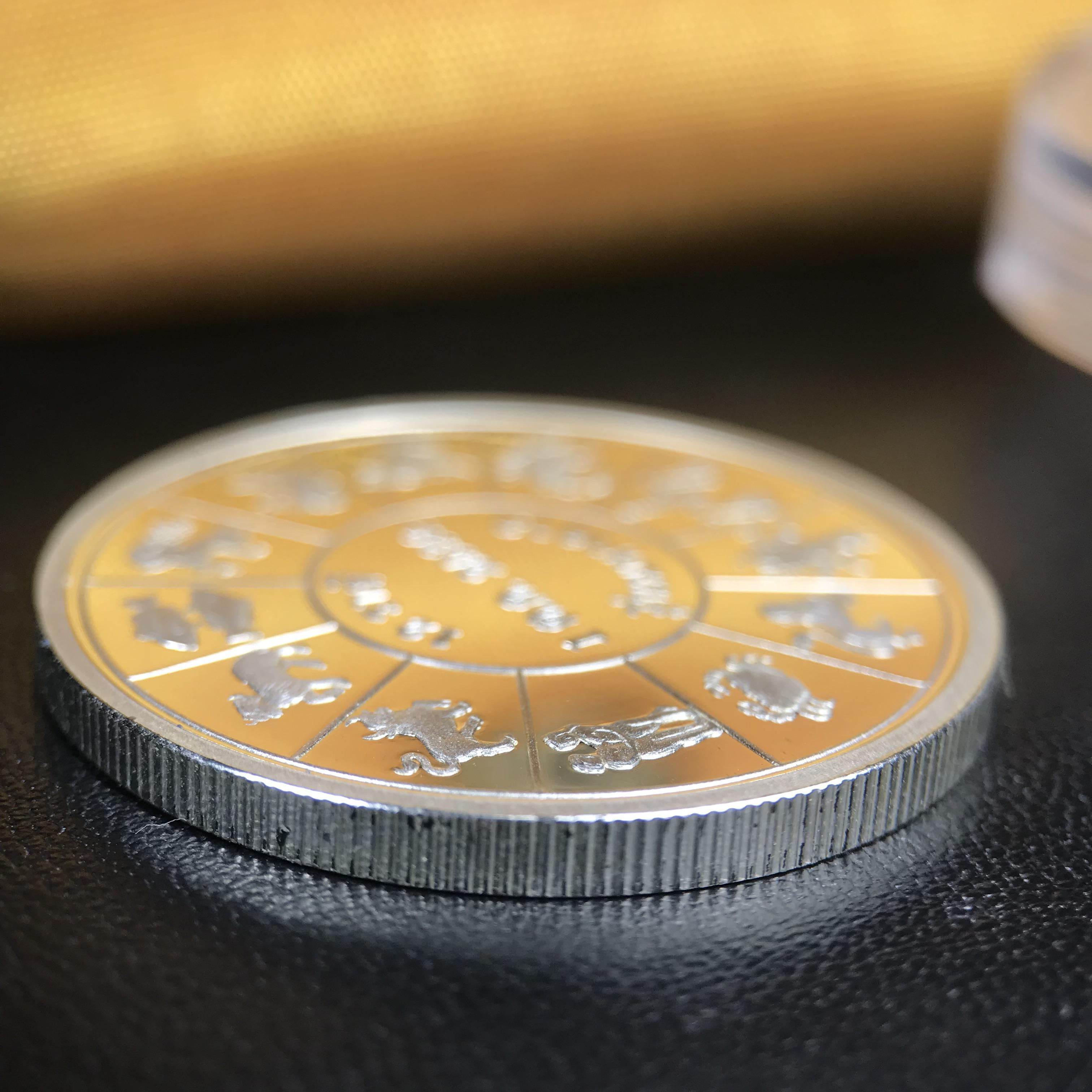 เหรียญรัชกาลที่ 5 หลัง 12 นักษัตริย์ รุ่นมหาลาภ ปี 2539 เนื้อเงินขัดเงา บล็อกนอก(เพิร์ธ)ออสเตรเรีย ขนาด 3.2 ซ.ม. กล่องบรรจุเดิมครบสมบูรณ์สวยงาม พิธีพุทธาภิเษก ณ.พระอุโบสถ วัดพระแก้ว สมเด็จพระญาณสังวร สมเด็จพระสังฆราช เป็นประธานพิธี