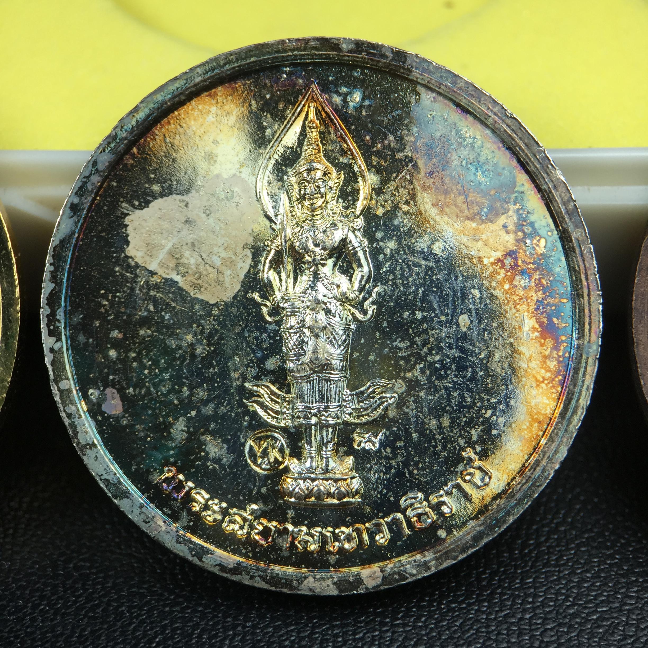 เหรียญสนทนาธรรม ในหลวงรัชกาลที่ 9 สมเด็จพระญาณสังวร หลังพระสยามเทวาธิราช ปี 2543 วัดบวรนิเวศวิหาร ชุดกรรมการ(เนื้อกะไหล่ทอง+กะไหล่เงิน+ทองแดงรมน้ำตาล)พร้อมกล่องบรรจุเดิม(ชุดหายาก สภาพผิวกะไหล่เดิมจากผู้จัดสร้าง ผิวขึ้นรุ้งธรรมชาติสวยจัด แชมป์ๆ)1 ใน 343ชุด