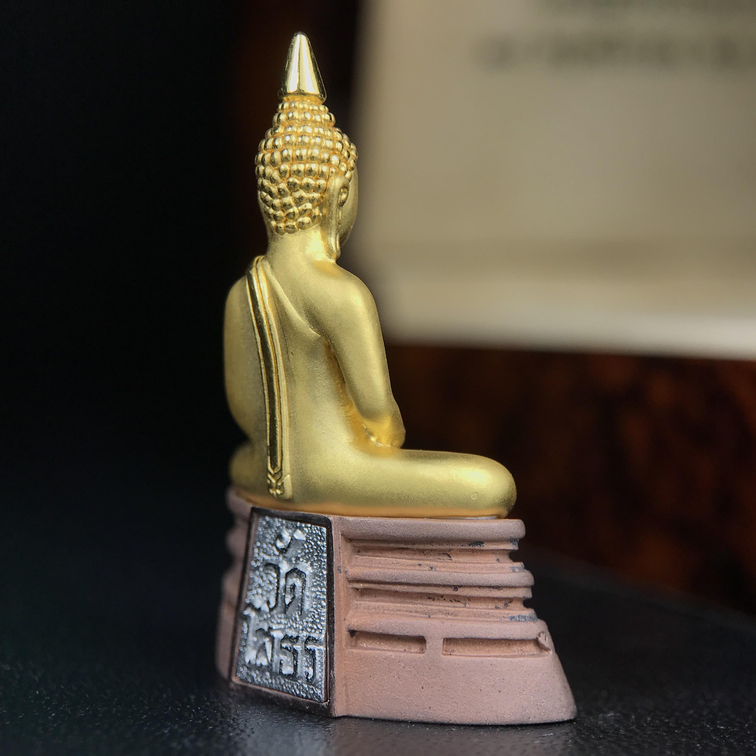 พระพุทธโสธร รุ่นสร้างอุโบสถหลังใหม่ พิธีพุทธาภิเษก ณ อุโบสถวัดโสธรวรารามวรวิหาร 18 พฤศจิกายน พ.ศ.2542 เนื้อสามกษัตริย์ องค์พระทองคำแท้ ฐานนาก ผ้าทิพย์ประดับเพชรแท้ หนักรวม 6.82g ขนาด 2.5x3.5 ซม.(องค์หมายเลข ๒๔๘)(พุธศิลป์สุดงดงาม อีกหนึ่งรุ่นยอดนิยม)หายาก