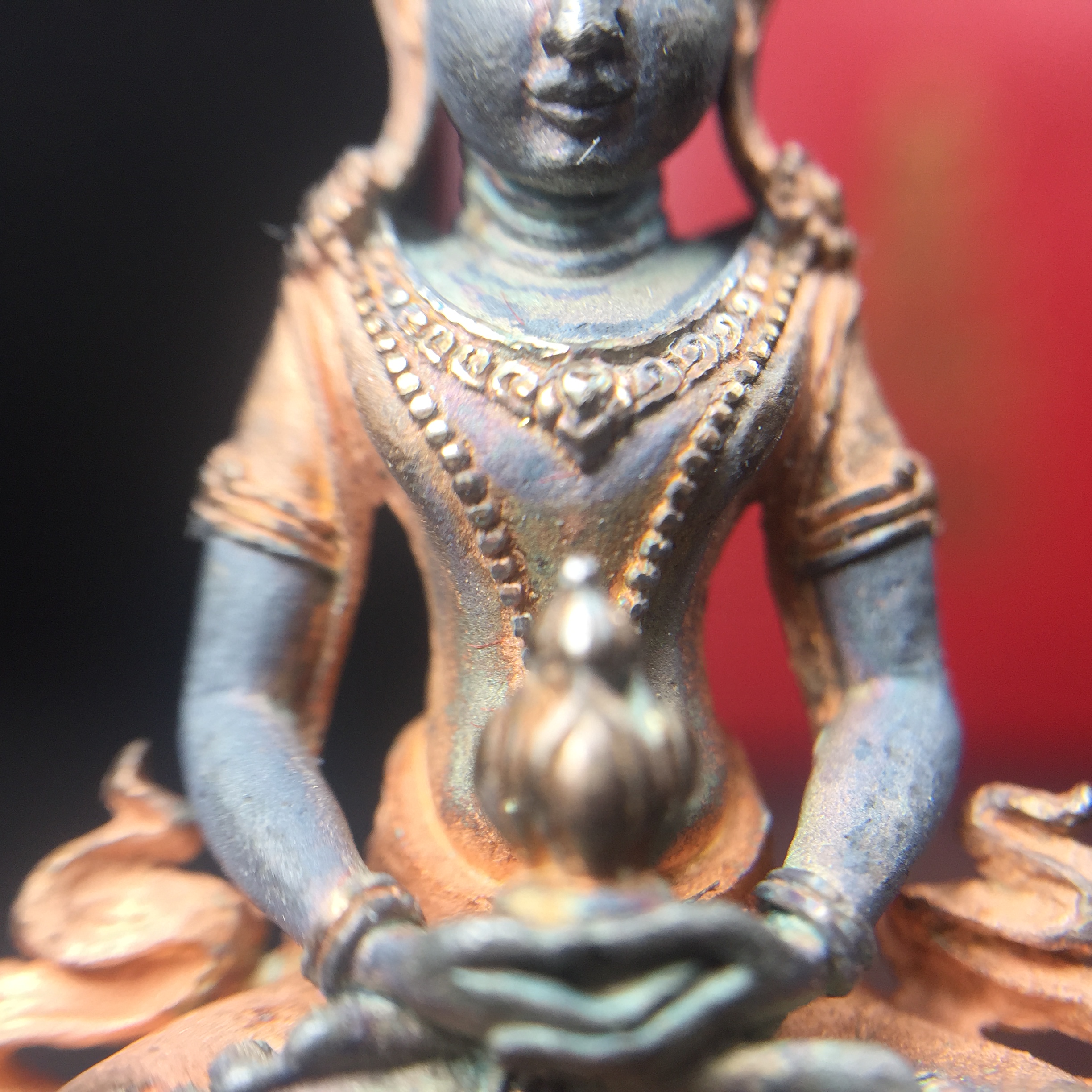 พระกริ่งอวโลกิเตศวร ( เจ้าแม่กวนอิม ) วัดโพธิ์แมนคุณาราม เนื้อเงิน 3 กษัตริย์ พ่นทราย(ผิวเดิม ขึ้นสีรุ้งธรรมชาติ แบบนิยม เสน่ห์ของพระเนื้อเงิน) รุ่นอุดมโภคทรัพย์ พ.ศ.2539(อีกหนึ่งรุ่นยอดนิยม พุทธศิลป์สวยงดงาม)