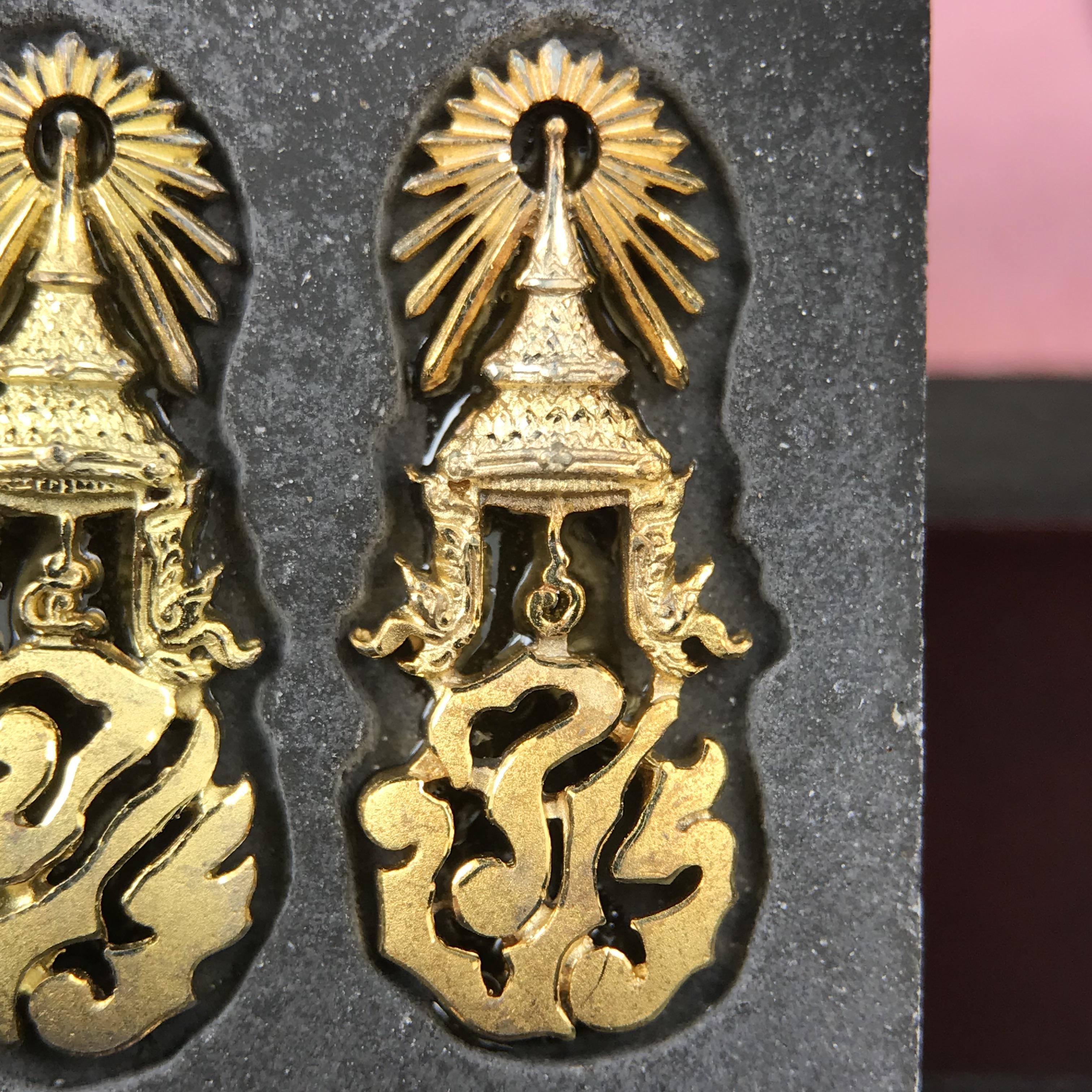 พระนิรันตรายสองกษัตริย์ มหาพุทธานุภาพแห่งแผ่นดิน ปี 2552 "พระผู้ปกป้องคุ้มครองจากภัยอันตรายทั้งปวง" พระผงพิมพ์สมเด็จหน้าปัดทอง สีดำด้านหลังฝังโลหะเงินชุบทอง เชิญอักษรพระปรมาภิไธยสองกษัตริย์(จปร.และ วปร.) พร้อมกล่องบรรจุเดิม องค์หมายเลข ๒๘๐