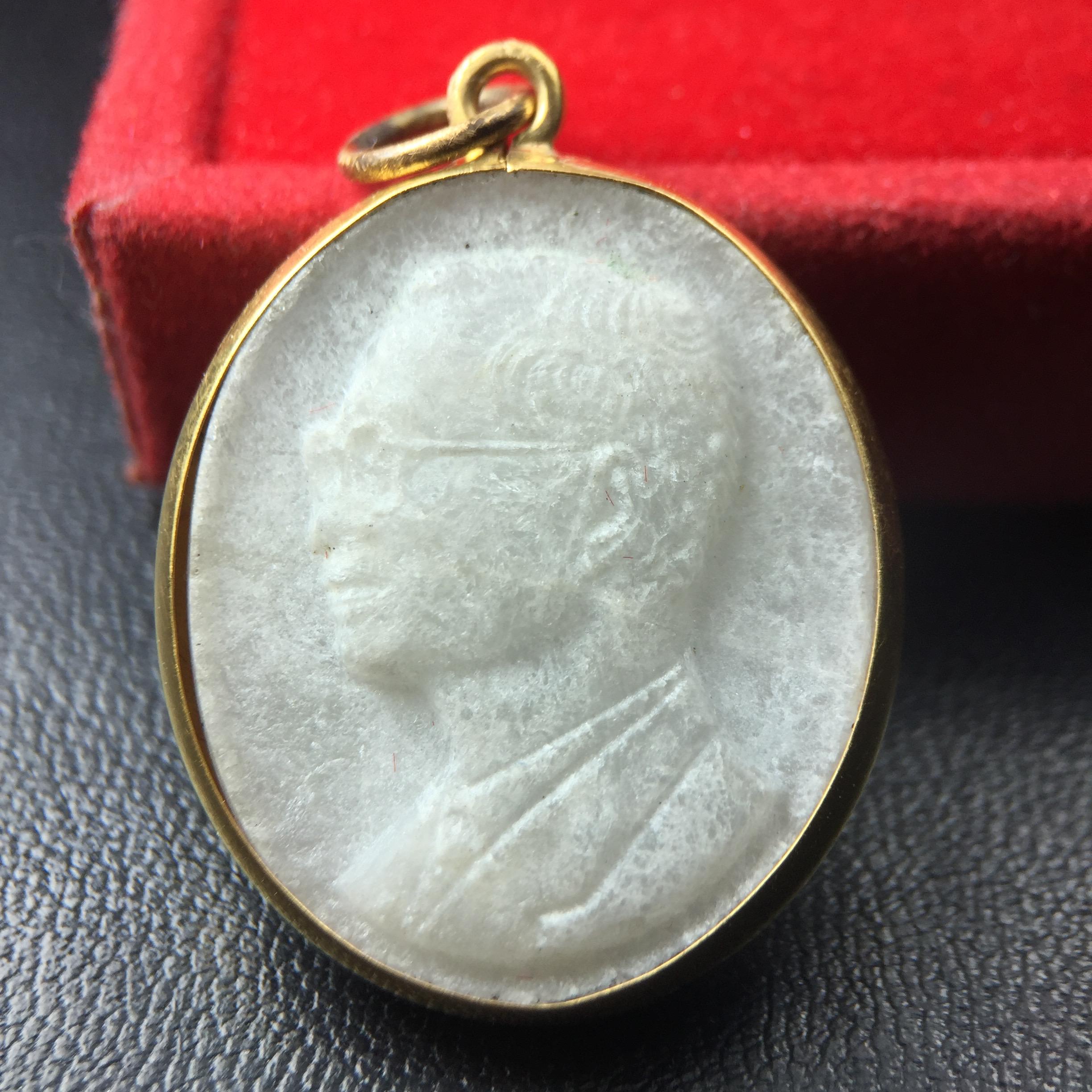 พระบรมฉายาลักษณ์ ร.9 เหรียญหยกรูปไข่เลี่ยมทองคำแท้(งานเลี่ยมเดิมจากผู้จัดสร้าง เฉลิมพระเกียรติ 72 พรรษา ภูมิพลมหาราช ปี 2542 (อีกหนึ่งวัตถุมงคลที่ระลึกของพระองค์ท่านที่พบเจอหายากมากในปัจจุบัน)