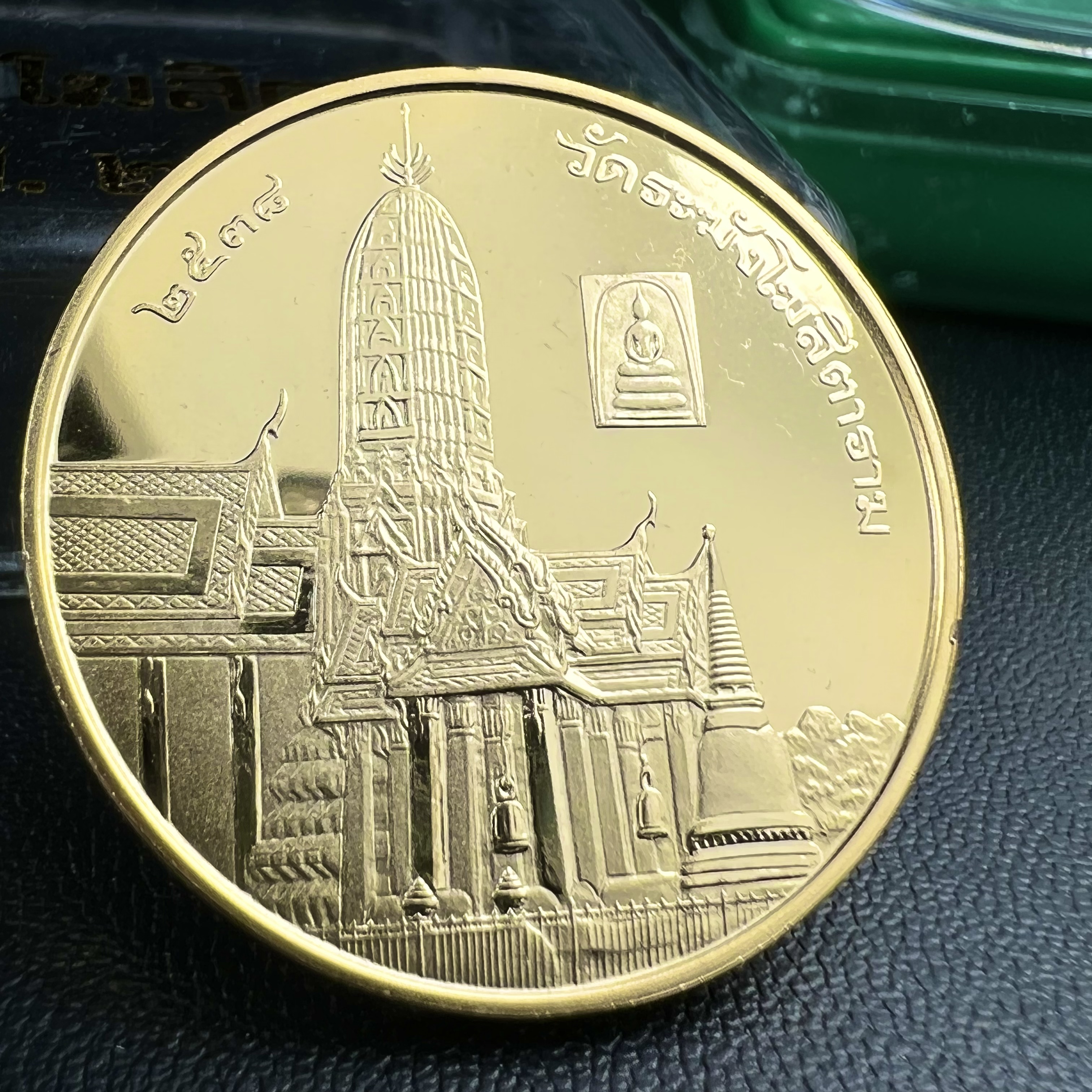 เหรียญเสด็จพ่อ ร.5 พระปิยมหาราช รุ่นบูรณะโบสถ์ พิธีมหาพุทธาภิเษก ณ พระวิหารวัดระฆังโฆสิตาราม ปี2538 เนื้อทองแดงบริสุทธิ์ชุบทองไมครอนขัดเงาสามมิติ ขนาด 3 ซม.(พิมพ์ใหญ่)ผลิตโดยโรงกษาปณ์ ประเทศ ฮังการี ( HUNGARIAN MINT)สภาพสวยดุจทองคำ ผิวกระจก บล็อกนอกสวยงาม