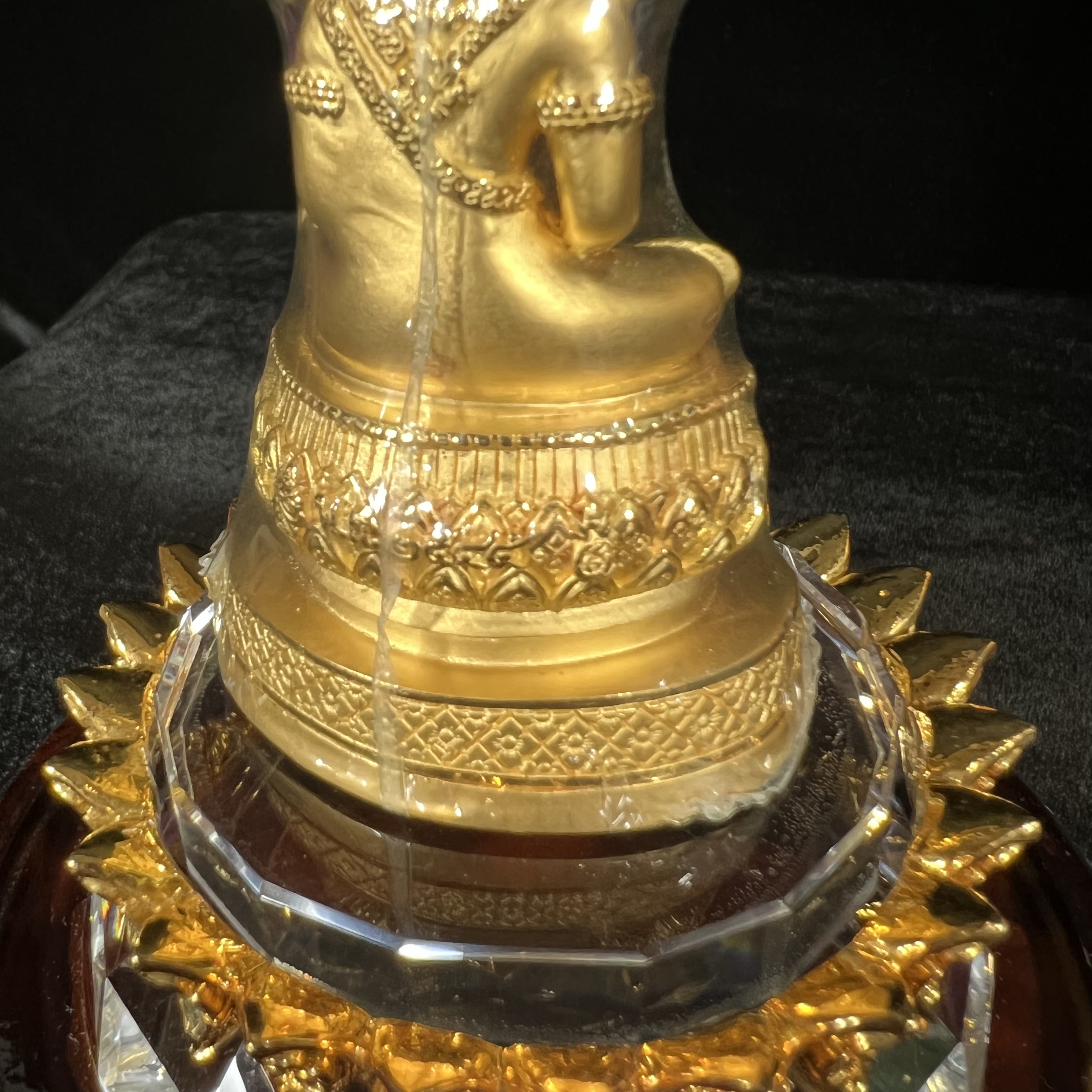 พระแก้วมรกต ภปร.(รุ่นแรก) ปี2545 รุ่นฉลองกรุงรัตนโกสินทร์ครบ 220 ปี หล่อลอยองค์ เนื้อทองคำบริสุทธิ์99.99% ขนาดบูชา 50*90 มม. พร้อมฐานวางครอบแก้วเดิมกล่องบรรจุเดิมครบสมบูรณ์(สวยงามและหายากมาก)(1ใน1000องค์)