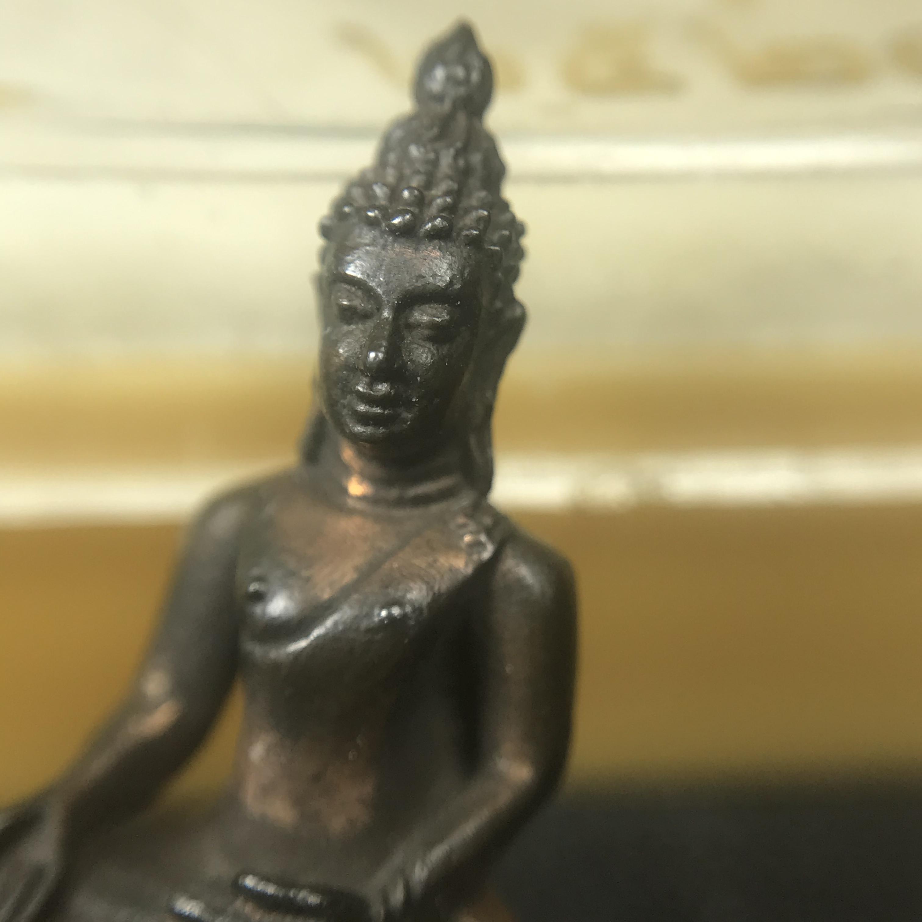 พระกริ่งไพรีพินาศ(รุ่นแรก สมเด็จพระญาณสังวร) วัดเพชรวราราม รุ่นเขาค้อ เนื้อนวโลหะ ตอกโค้ต ปี2520 จ.เพชรบูรณ์(คัดสภาพสวยครบกล่องบรรจุเดิม)(1ใน2309 องค์)