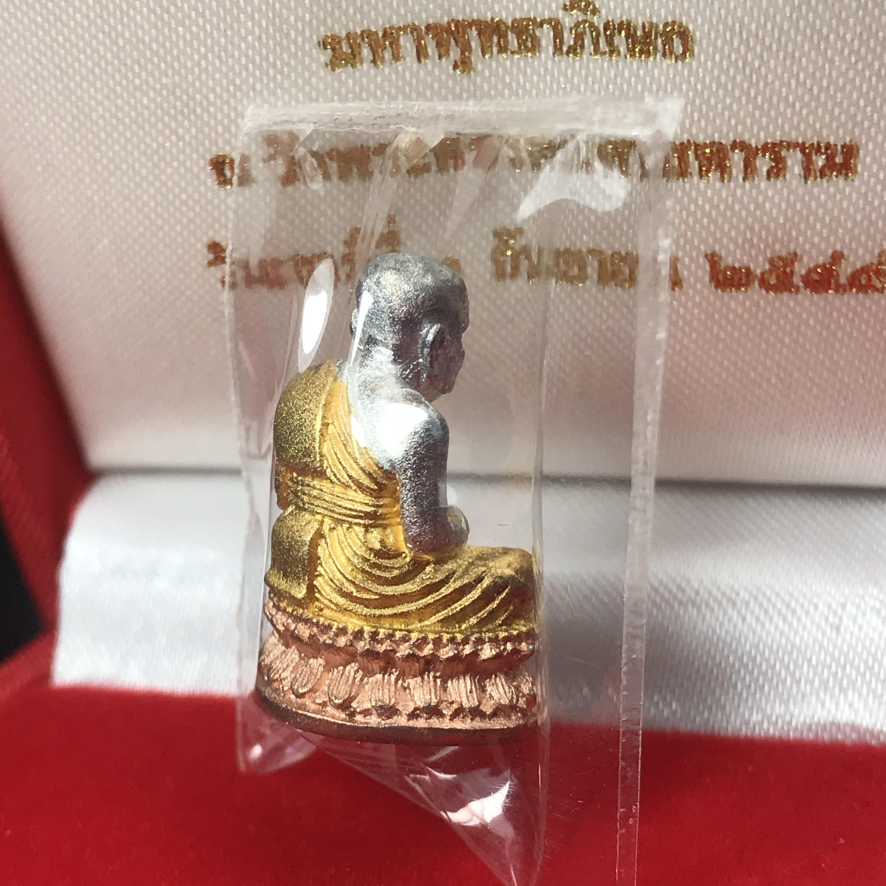 สมเด็จหลวงพ่อทวด วัดช้างให้ ปี2544 รุ่น เฉลิมพระเกียรติ ตราสัญลักษณ์ มวก. พิมพ์ลอยองค์ เนื้อเงินสามกษัตริย์