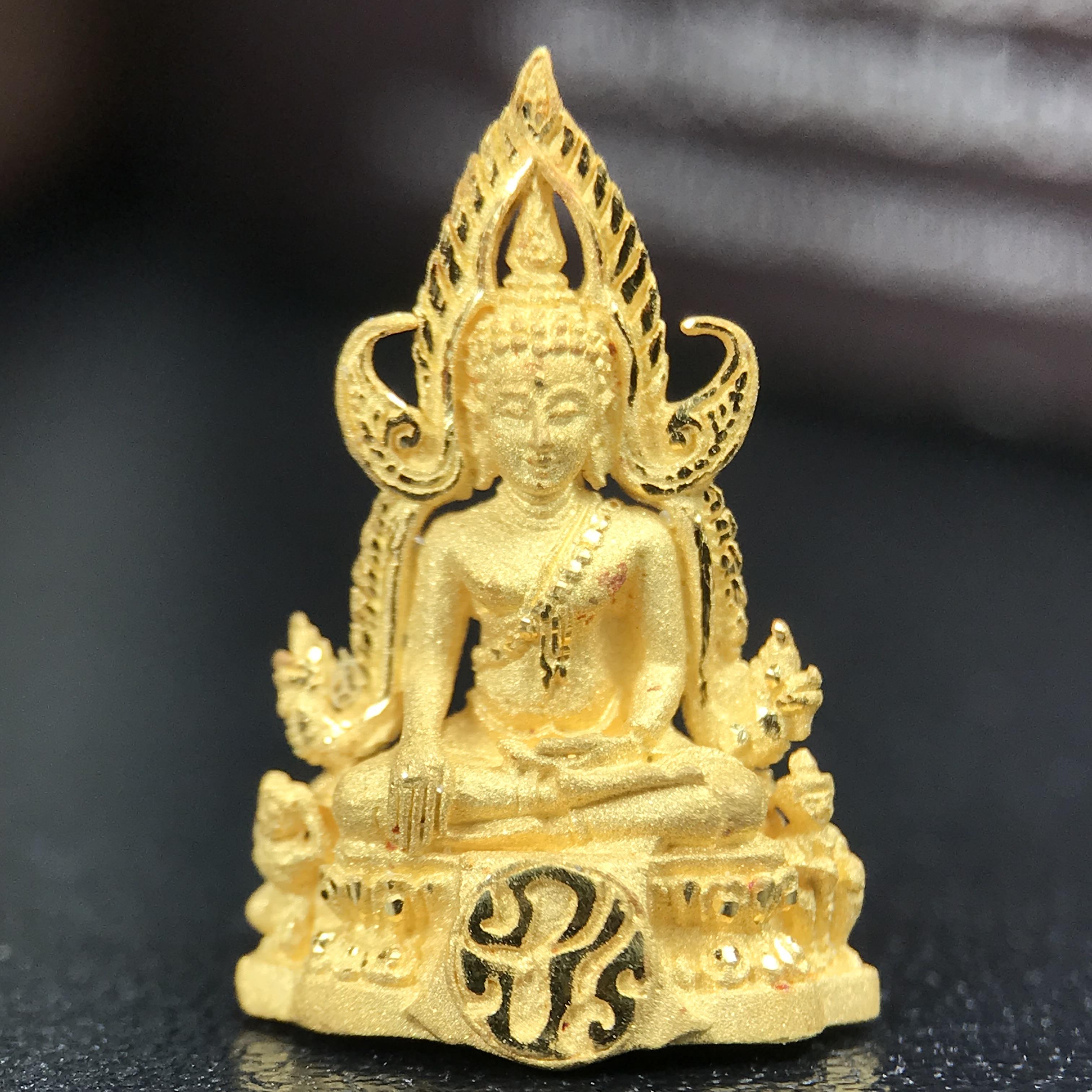 พระพุทธชินราช ภปร. โครงการ "เพราะแผ่นดินนี้ คือ แผ่นดินเกิด" ปี 2548(รุ่นแรก) ลอยองค์เนื้อทองคำบริสุทธิ์ 96.5% (น้ำหนัก 2.5 กรัม) หน้าตัก 1/4 นิ้ว (ขนาด 1.6 x1.1 ซม.) พุทธศิลป์งดงามทรงคุณค่า รุ่นยอดนิยม
