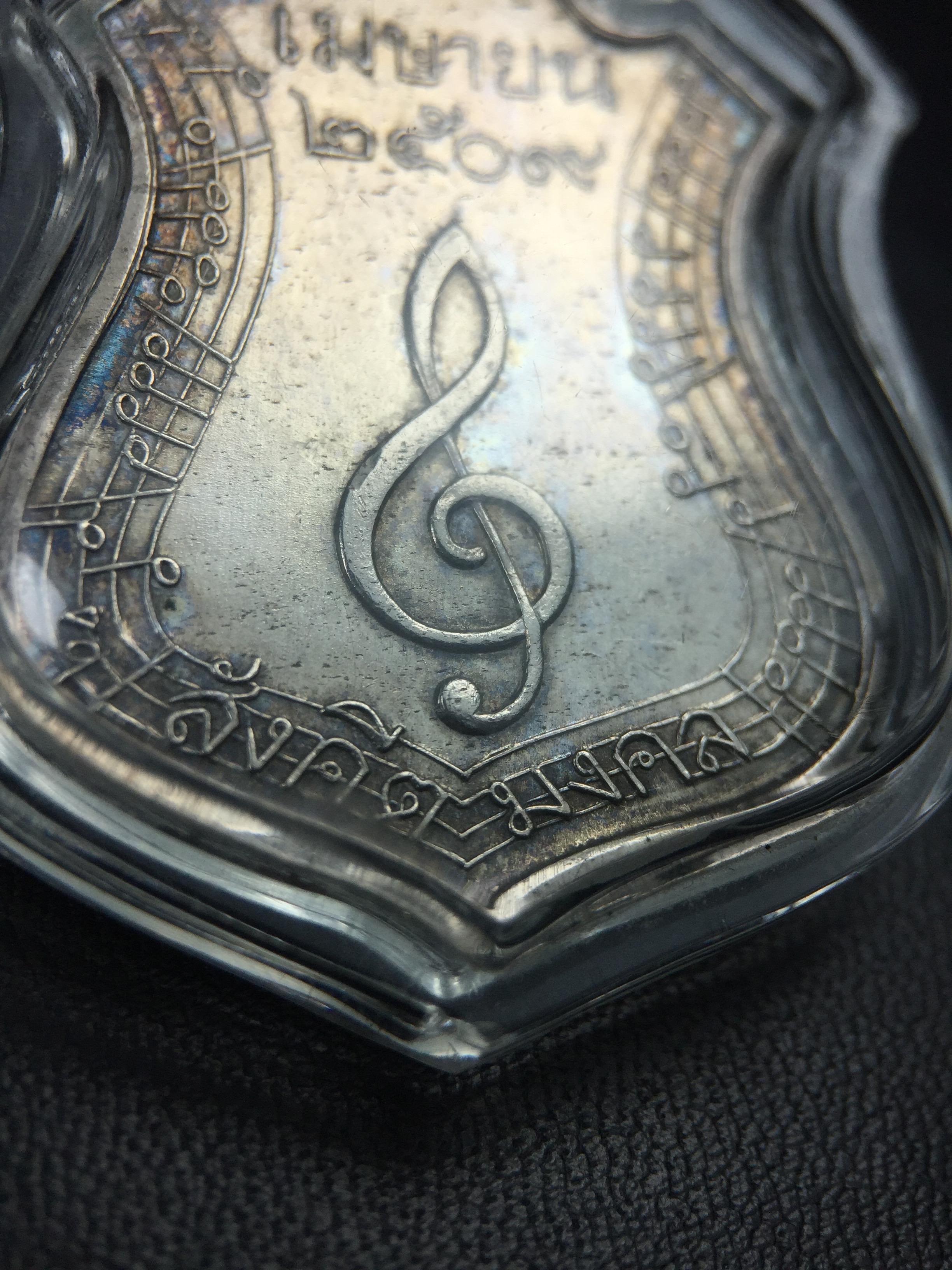 เหรียญสังคีตมงคล ภปร. ปี 2509(พระราชทาน)สุดยอดหายาก สร้างโดยพระราชทรัพย์ส่วนพระองค์ของพระบาทสมเด็จพระเจ้าอยู่หัวรัชกาลที่9(1ใน300 เหรียญ)เนื้อเงินสภาพสวยๆมีผิวขึ้นน้ำทองรุ้งๆเดิมๆตามกาลเวลา