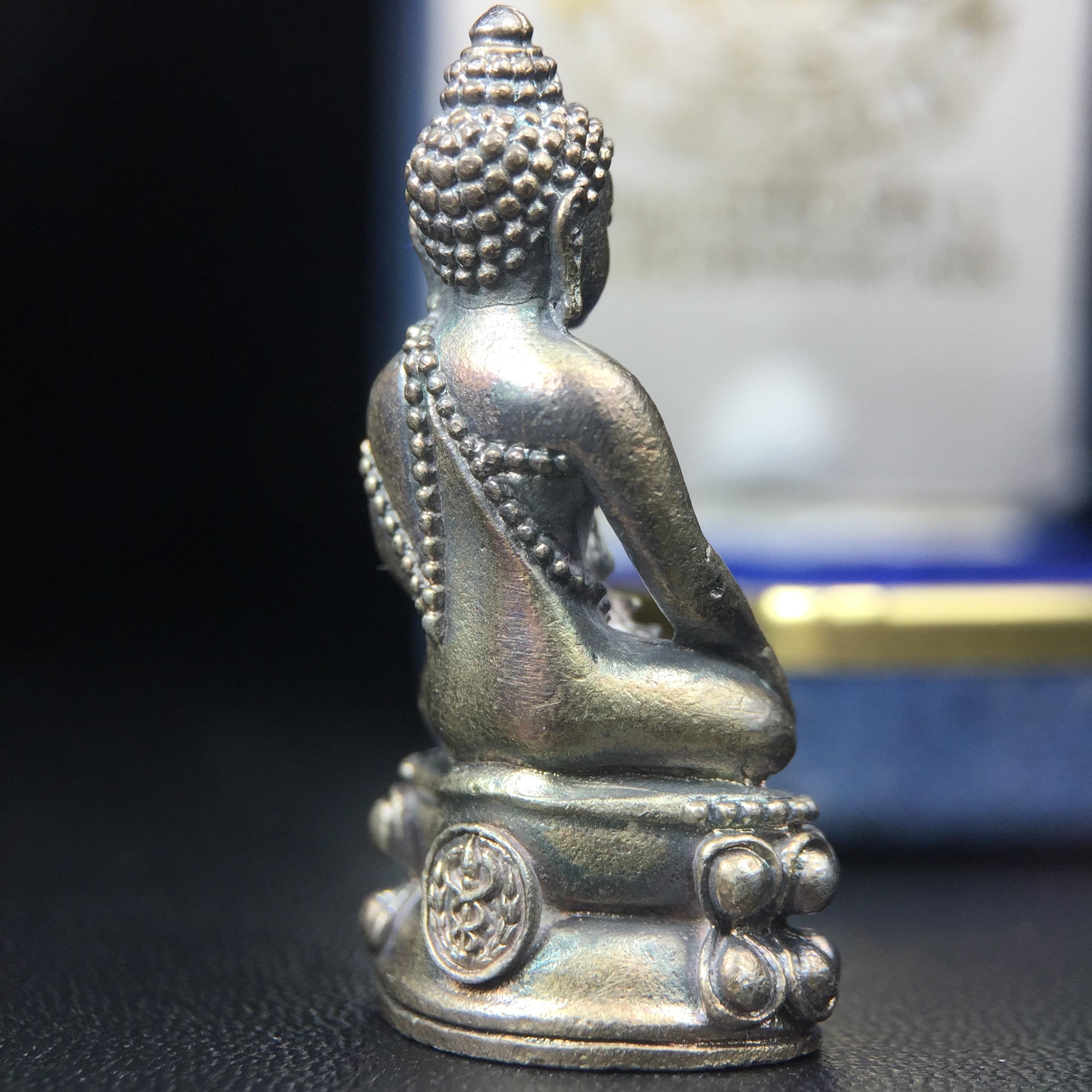 พระกริ่งศิรากาศ ภปร.(พระกริ่งคุ้มเกล้า)วัตถุมงคล"คุ้มเกล้าฯ" มูลนิธิ “คุ้มเกล้า” ในพระบรมราชูปถัมภ์ จัดสร้าง โรงพยาบาลภูมิพล เนื้อเงิน(พิมพ์หน้าไทย)(สภาพผิวเดิมขึ้นน้ำทองรุ้งๆทั่วองค์สวยมาก มาพร้อมกล่องบรรจุเดิมแบบนี้หายาก)(รัชกาลที่9เสด็จเททอง)