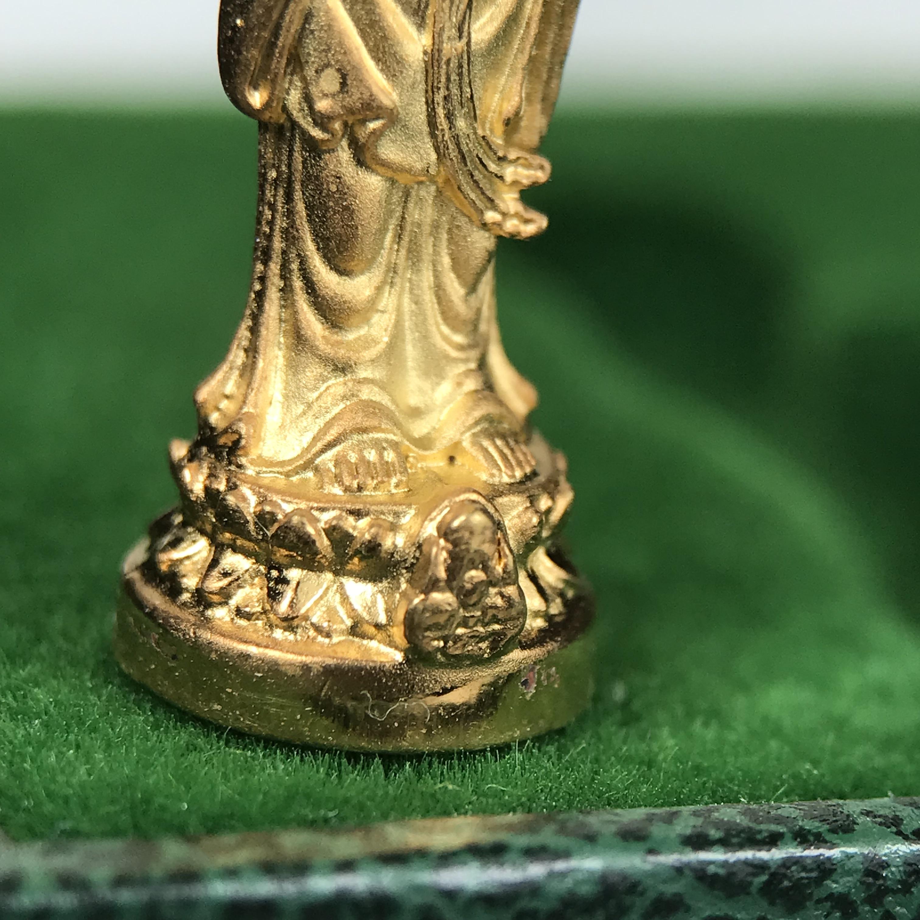 พระโพธิสัตว์อวโลกิเตศวร (เจ้าแม่กวนอิม) รุ่นฉลองปีกาญจนาภิเษก ปี 2540 เนื้อชุบทอง กะไหล่ทอง พ่น ทราย(สวยดุจทองคำ) เทศบาลนครหาดใหญ่จัดสร้างถวายเฉลิมพระเกียรติพระบาทสมเด็จพระเจ้าอยู่หัวทรงครองสิริราชสมบัติครบ 50 ปี(สภาพสวยเดิมพร้อมกล่องบรรจุเดิม)หายาก