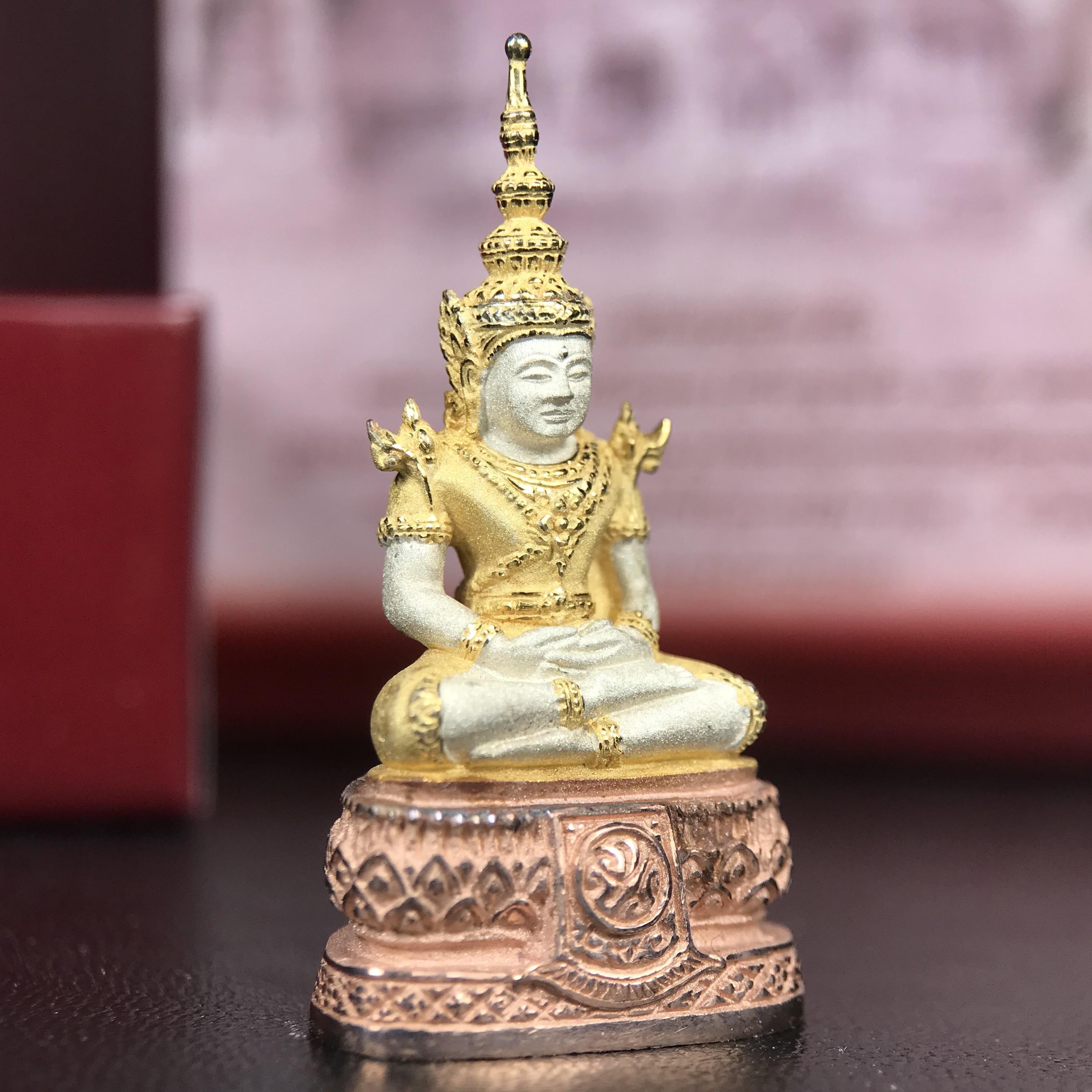 พระแก้วมรกต ภปร.(รุ่นแรก) ปี2545 จัดสร้างในมหาวโรกาส พระบาทสมเด็จพระเจ้าอยู่หัวรัชกาลที่ 9 ครบรอบ 75 พรรษา และฉลองกรุงรัตนโกสินทร์ครบ 220 ปี พิมพ์ลอยองค์ใหญ่ เนื้อเงินบริสุทธิ์ 92.5%(สามกษัตริย์) ขนาด 19*35 มม. พร้อมกล่อง สวยครบสมบูรณ์(องค์หมายเลข ๑๙๘)