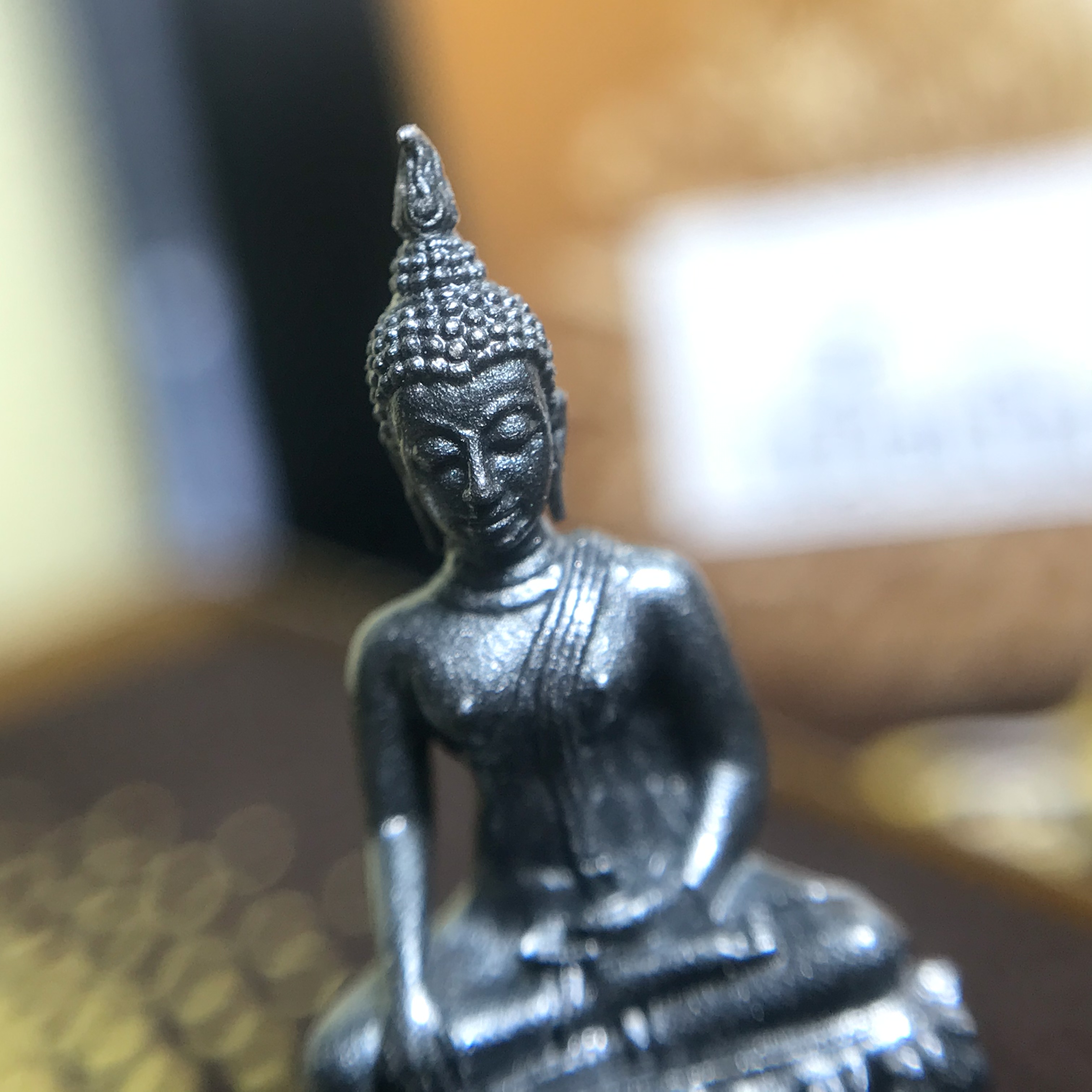 พระพุทธรูปคุ้มเกล้า มหามงคล 80พรรษา “รุ่นเย็นศิระเพราะพระบริบาล 80พรรษา มหากษัตริย์คู่แผ่นดินสยาม” เนื้อเงินรมดำ พิมพ์เล็ก ขนาด 10*21 มม.