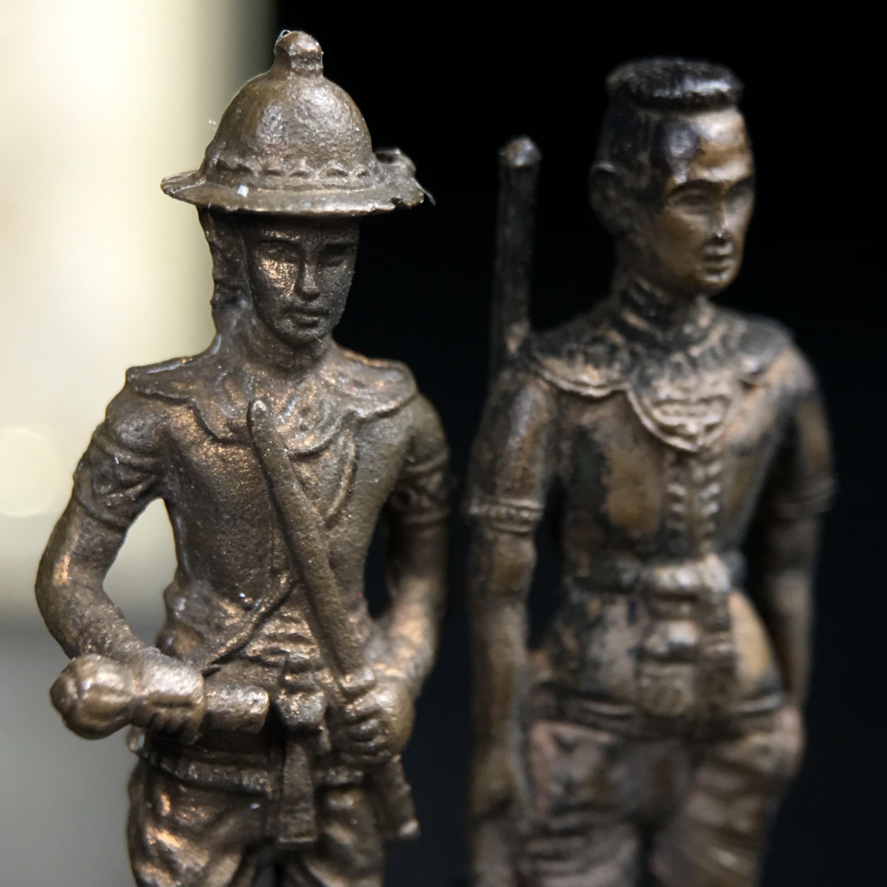 พระกริ่งสมเด็จพระนเรศวร-พระกริ่งสมเด็จพระเอกาทศรถ กองทัพภาคที่3จัดสร้าง ปี2517 เนื้อนวโลหะครบชุด 2องค์กล่องบรรจุเดิมครบสมบูรณ์(หายาก)(1ใน 300ชุด)(ในหลวง ร.9 เสด็จในพิธี)ปลุกเสกโดยพระคณาจารย์ชื่อดังในยุคนั้น7วัน7คืน(หลวงปู่โต๊ะ วัดประดู่ฉิมพลี ร่วมปลุกเสก)