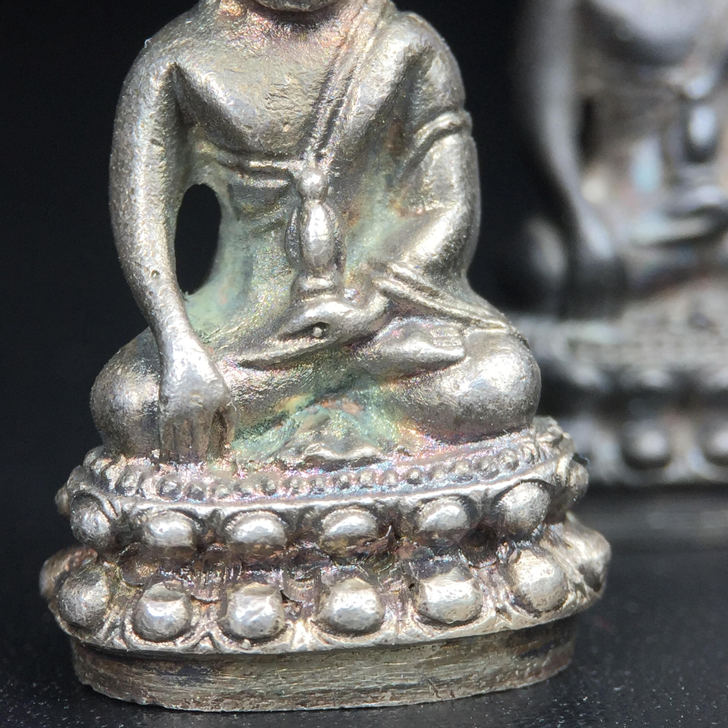 พระกริ่งศาสดา ภปร. วัดบวรนิเวศวิหาร ปี 2532 จัดสร้างในโอกาสสองทศวรรษรามาธิบดี เพื่อศูนย์การแพทย์สิริกิติ์ เนื้อเงิน+เนื้อนวโลหะ(1ชุดรวม 2 องค์) (พิธีใหญ่ มวลสารมงคล สวยงามเข้มขลัง)สมเด็จพระญาณสังวร สมเด็จพระสังฆราชฯเสด็จเททอง