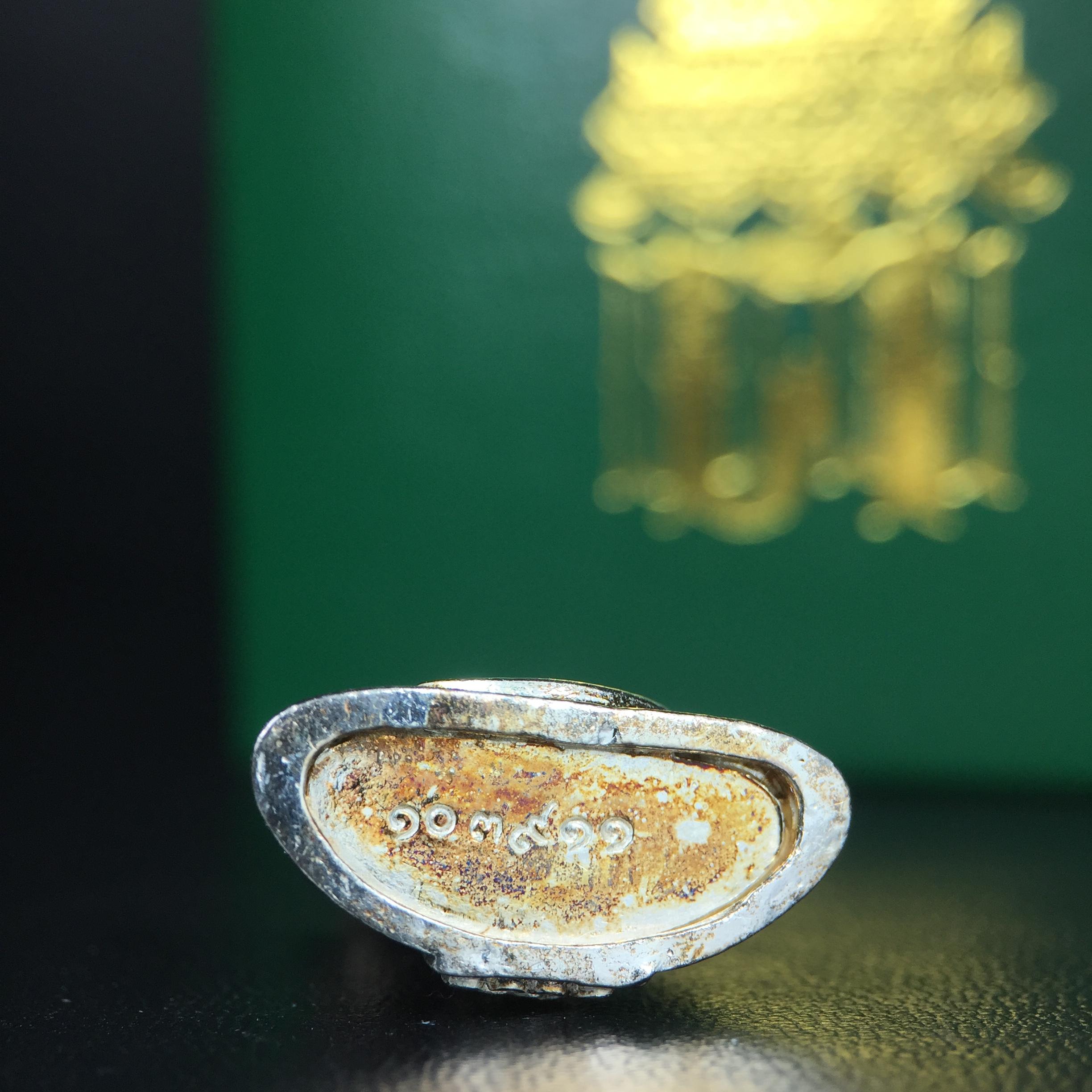 พระพุทธโสธร รุ่น กศก. 120 ปี เนื่องในโอกาสครบ 120 ปี กรมศุลกากร กระทรวงการคลัง จัดสร้าง ปี 2537 เนื้อเงินบริสุทธิ์ 99.9% ผิวขัดเงา(ขึ้นสีรุ้งธรรมชาติสวย)(งานบริษัท แพรนด้า จิวเวลรี่)สวยงดงาม ทรงคุณค่า สีสันที่ธรรมชาติสรรค์สร้าง