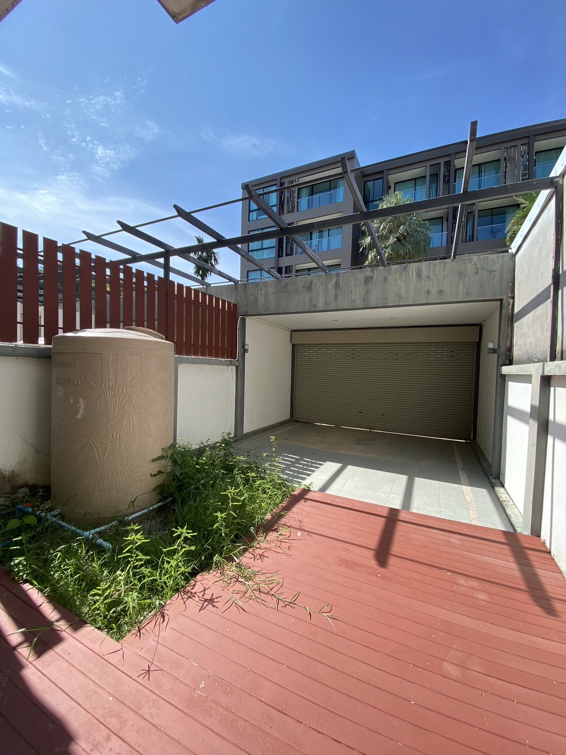 For Sales : Sea front, 2-Story commercial buildings, 3 Bedroom 6 Bathroom