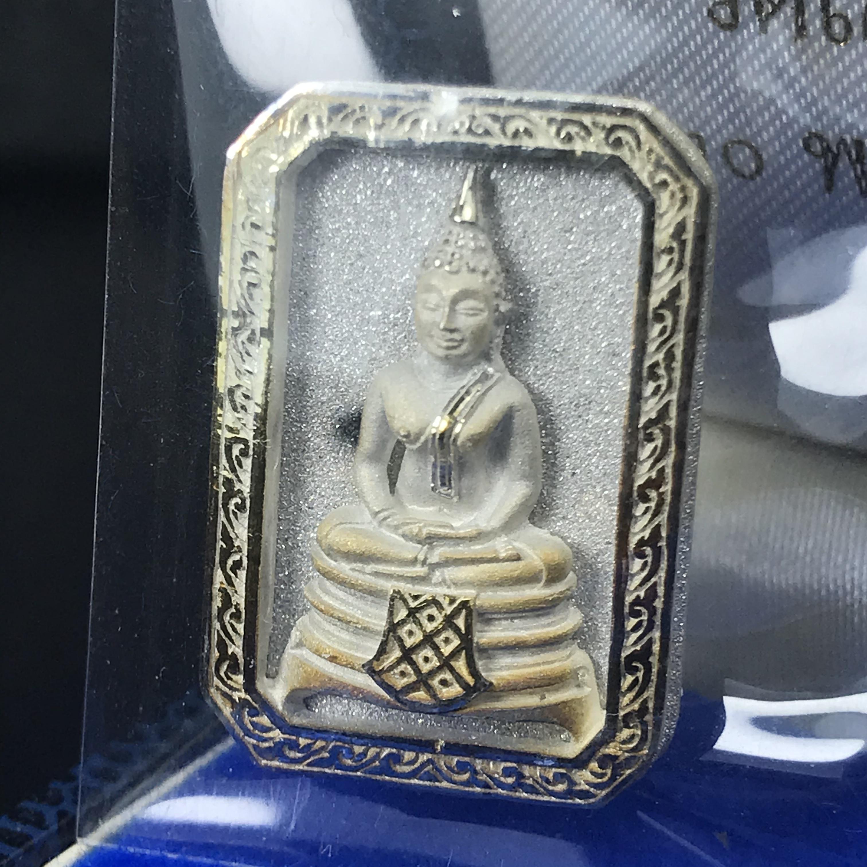 พระพุทธโสธร(หลวงพ่อโสธร) รุ่นสร้างอุโบสถ ปี2539 เนื้อเงิน พิมพ์แปดเหลี่ยม(หายาก) สภาพสวยผิวเดิมขึ้นน้ำทองสีรุ้งแบบนิยม กล่องบรรจุเดิมครบสมบูรณ์