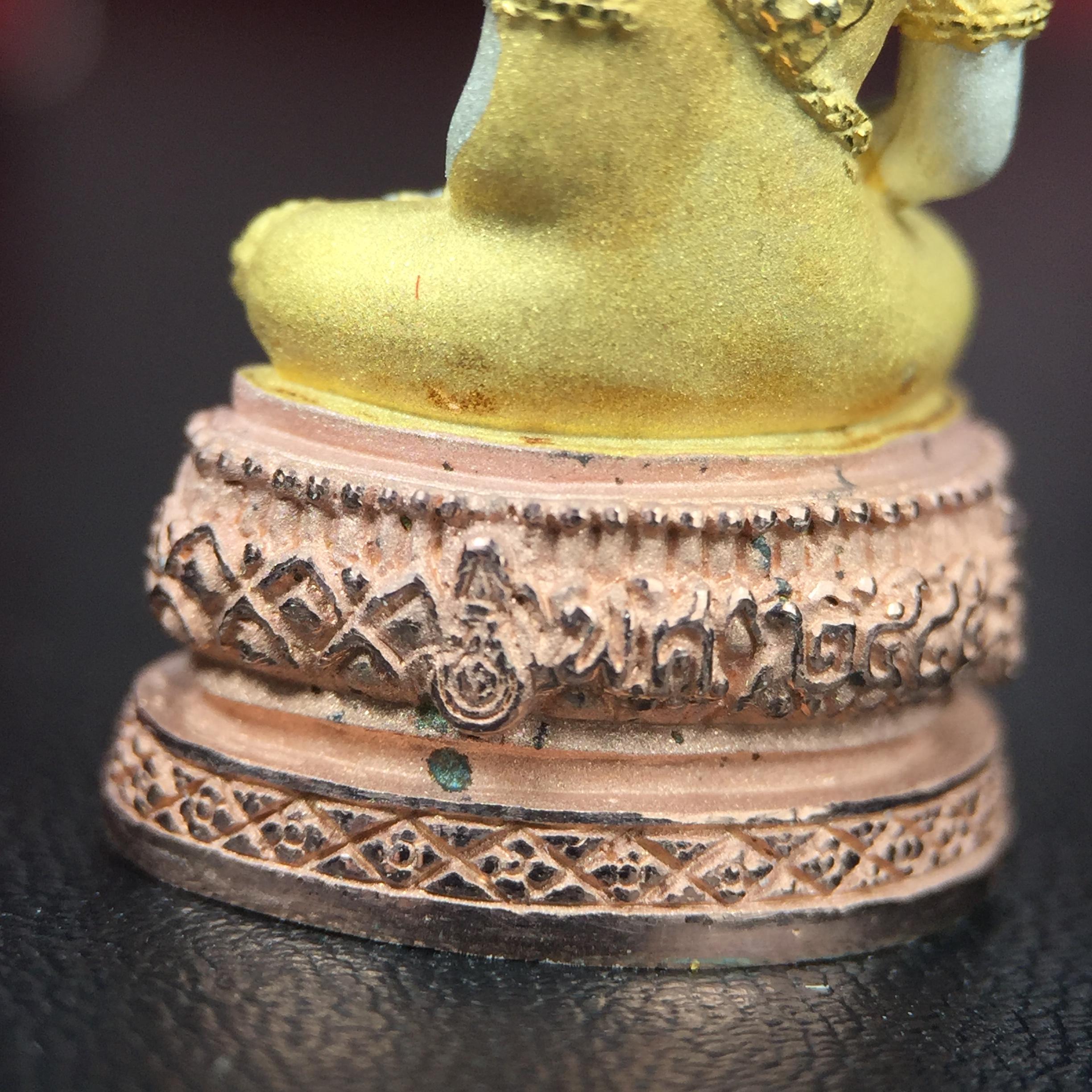 พระแก้วมรกต ภปร.(รุ่นแรก) ปี2545 รุ่นฉลองกรุงรัตนโกสินทร์ครบ 220 ปี พิมพ์ลอยองค์ใหญ่ เนื้อเงินบริสุทธิ์ 92.5% (สามกษัตริย์) ขนาด 19*35 มม. พร้อมกล่องบรรจุดิม สวยครบสมบูรณ์