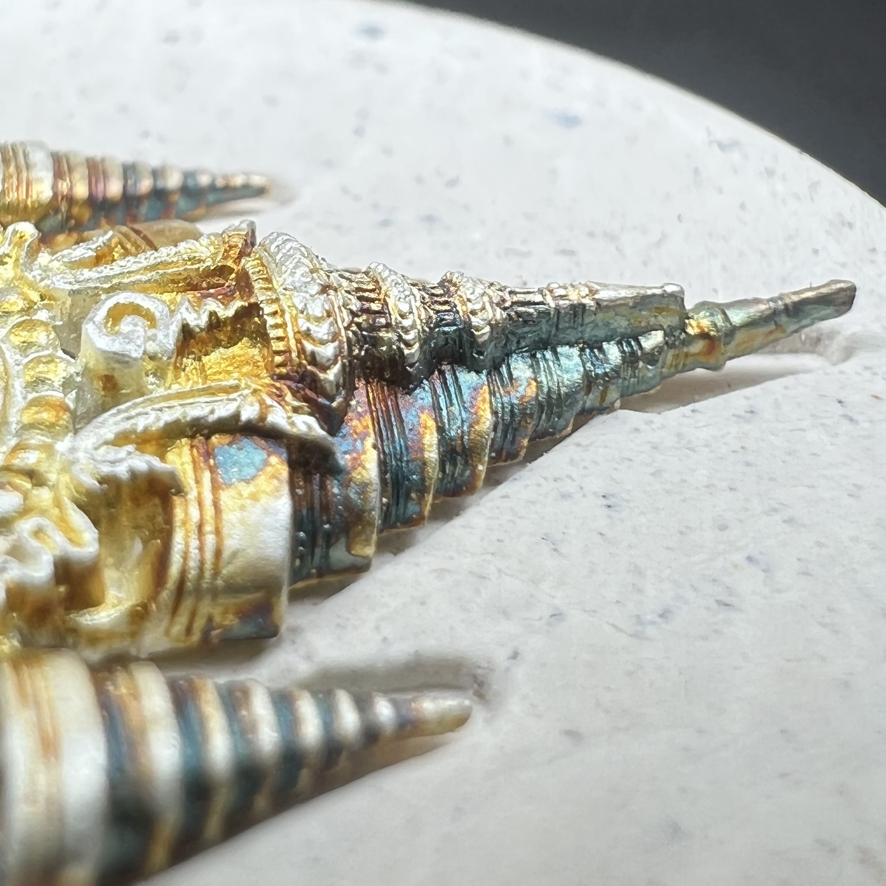 เหรียญรูปหล่อพระบาทสมเด็จพระเจ้าอยู่หัว ในหลวงทรงงาน “รุ่นเย็นศิระเพราะพระบริบาล 80พรรษา มหากษัตริย์คู่แผ่นดินสยาม” พ.ศ.2550 เนื้อผง พุทธคุณ (ผงจิตรลดาพระราชทาน) ด้านหลังสัญลักษณ์ 80 พรรษา เนื้อเงิน(ขนาด 27*35 มม.)พร้อมกล่องบรรจุเดิมครบ