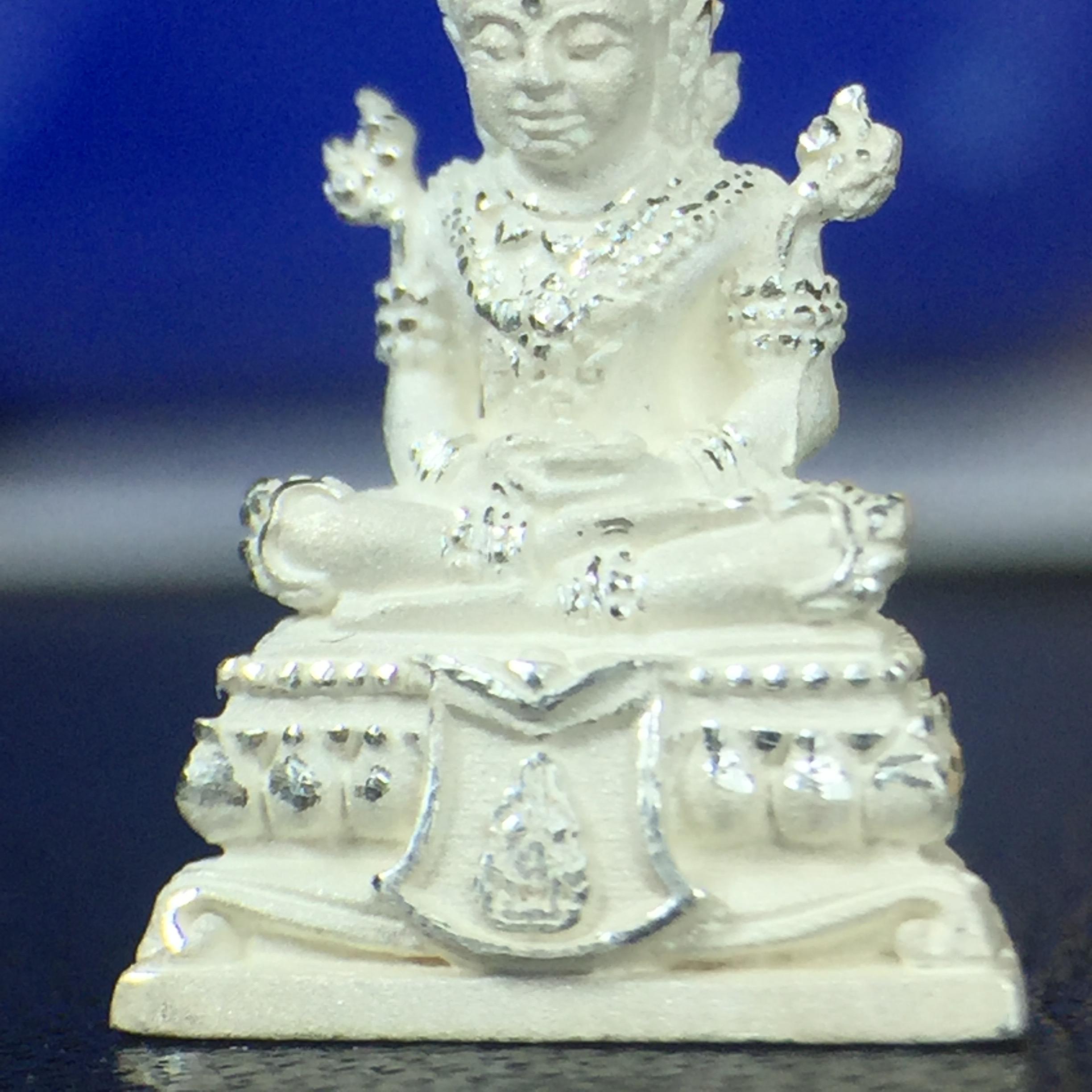 พระแก้วมรกต(จำลอง)ลอยองค์ ขนาดหน้าตัก 1/4 นิ้ว ทรงเครื่องฤดูร้อน เนื้อเงิน ตราสัญลักษณ์ฉลองสิริราชสมบัติครบ 60 ปี พ.ศ.2549(สภาพสวย ครบ สมบูรณ์)