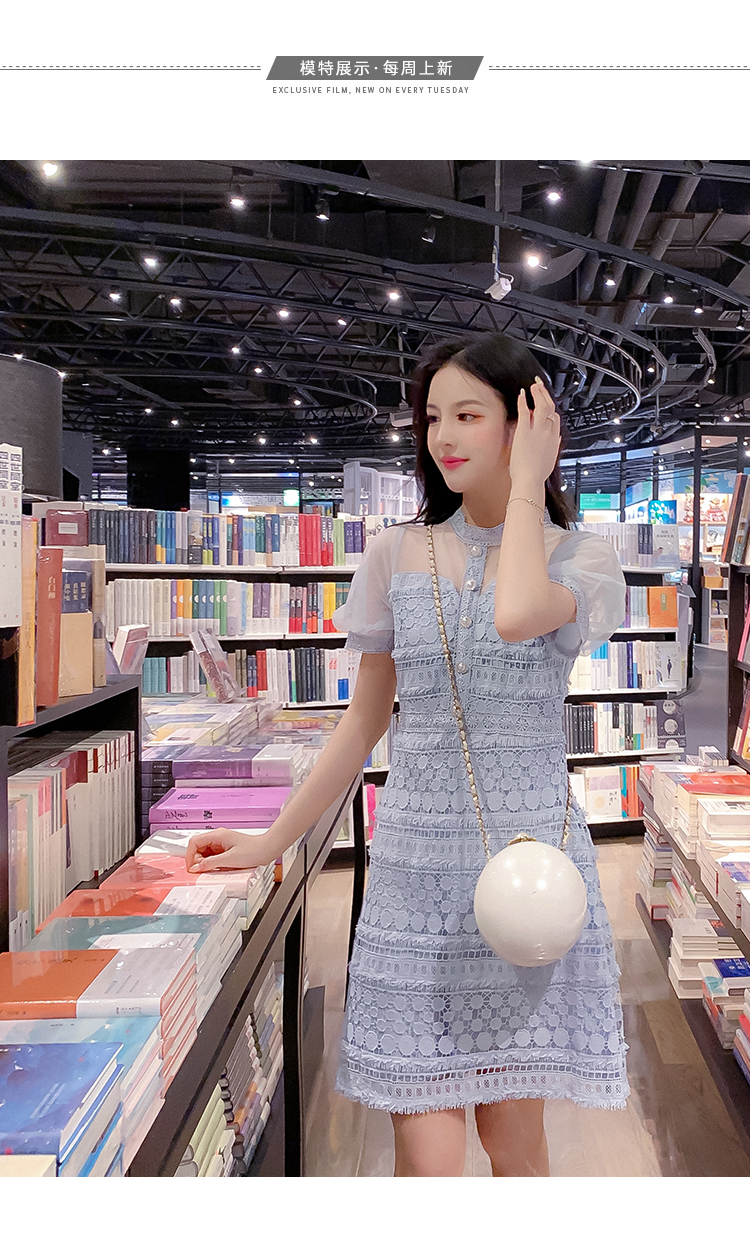 ชุดเดรสสั้นผ้าลูกไม้สีฟ้าอ่อน ทรงปล่อย คอกลม แขนตุ๊กตาผ้าโปร่ง สวยดูดี