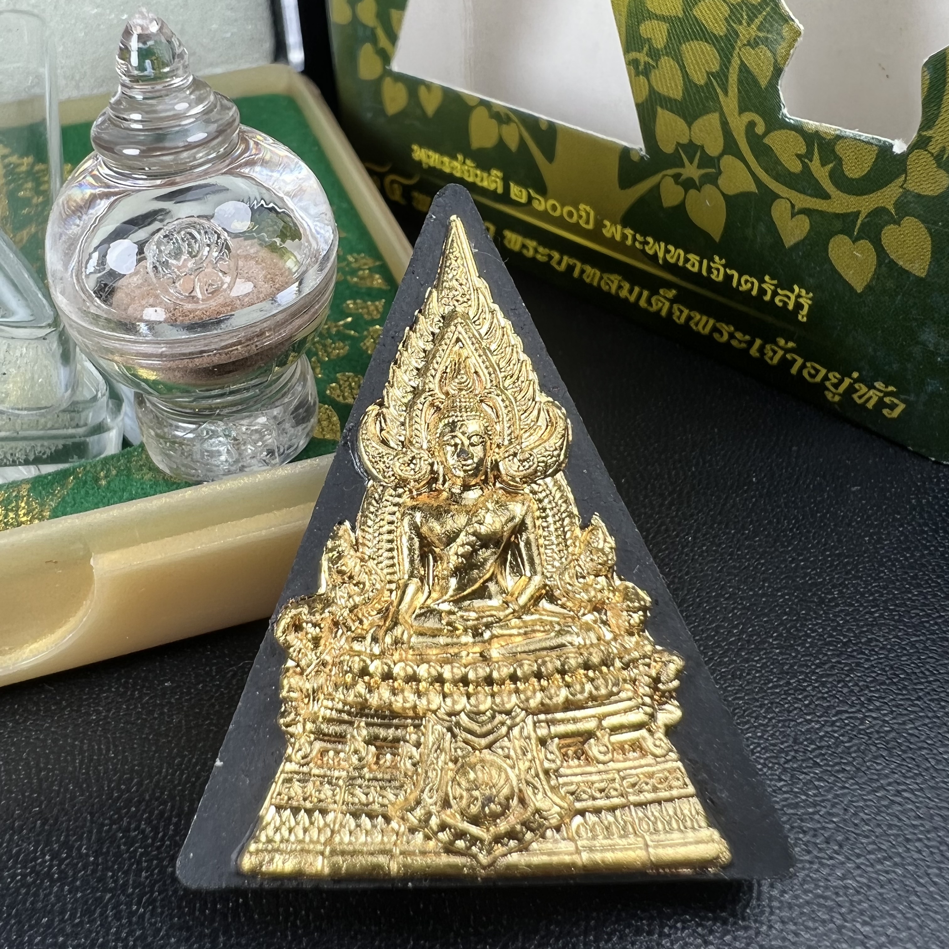 พระพุทธชินราช(จำลอง)ภปร. 84พรรษา เนื้อผงปิดทองด้านหน้า หลัง ภ.ป.ร. ทองแดง(พระราชทานมวลสาร จิตรลดาและเส้นพระเจ้า ร.9(เส้นผม))