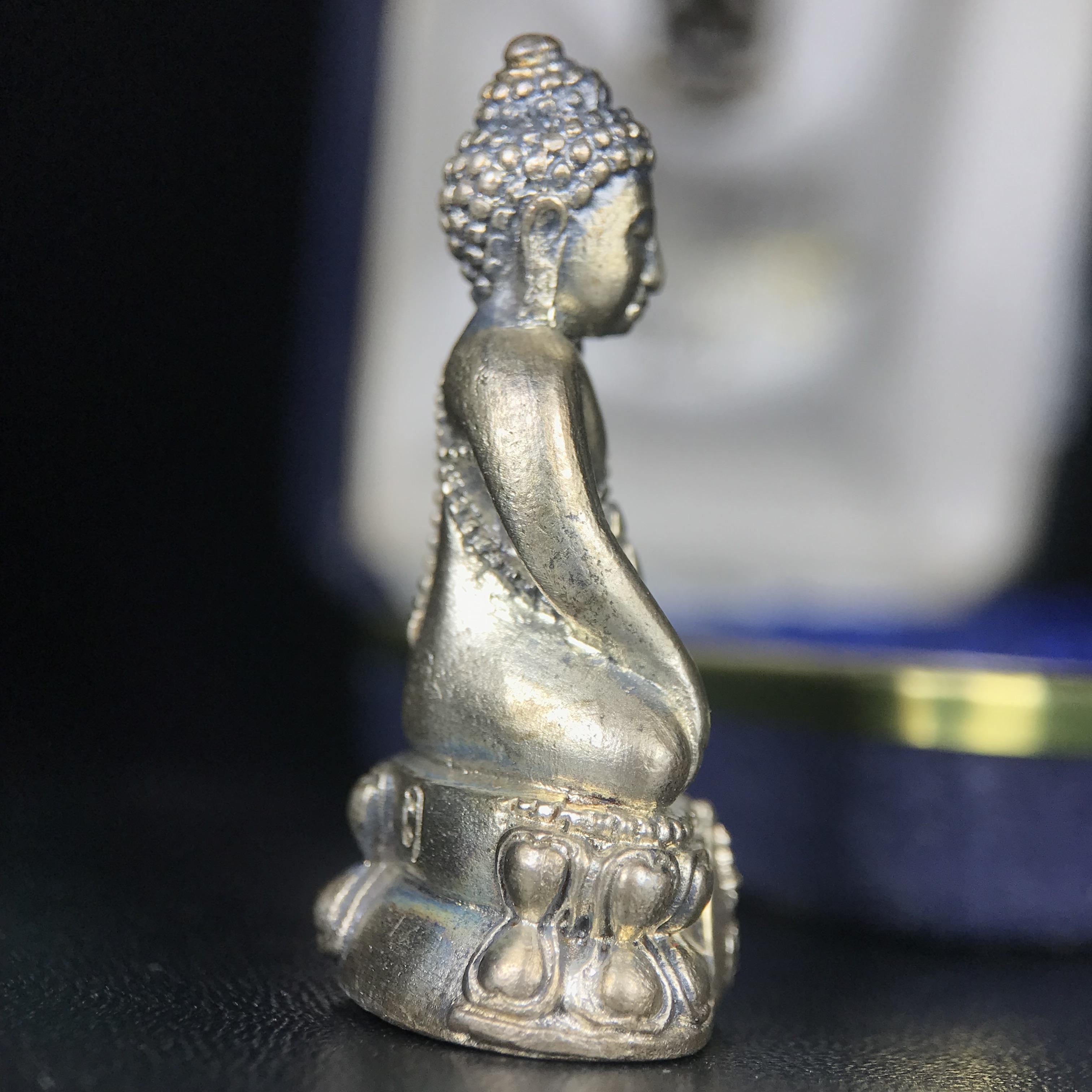 พระกริ่งนวปทุม ภปร. วัดปทุมวนาราม ปี 2535 เนื้อเงิน(ผิวเดิม ผิวน้ำทองทั่วองค์ สวย งดงาม) ขนาดสูง 3.7 ซม. พร้อมกล่องพิเศษบรรจุเดิมครบสมบูรณ์ (ในหลวงรัชกาลที่9เสด็จเททอง)(1ใน3000องค์)นิยมหายาก