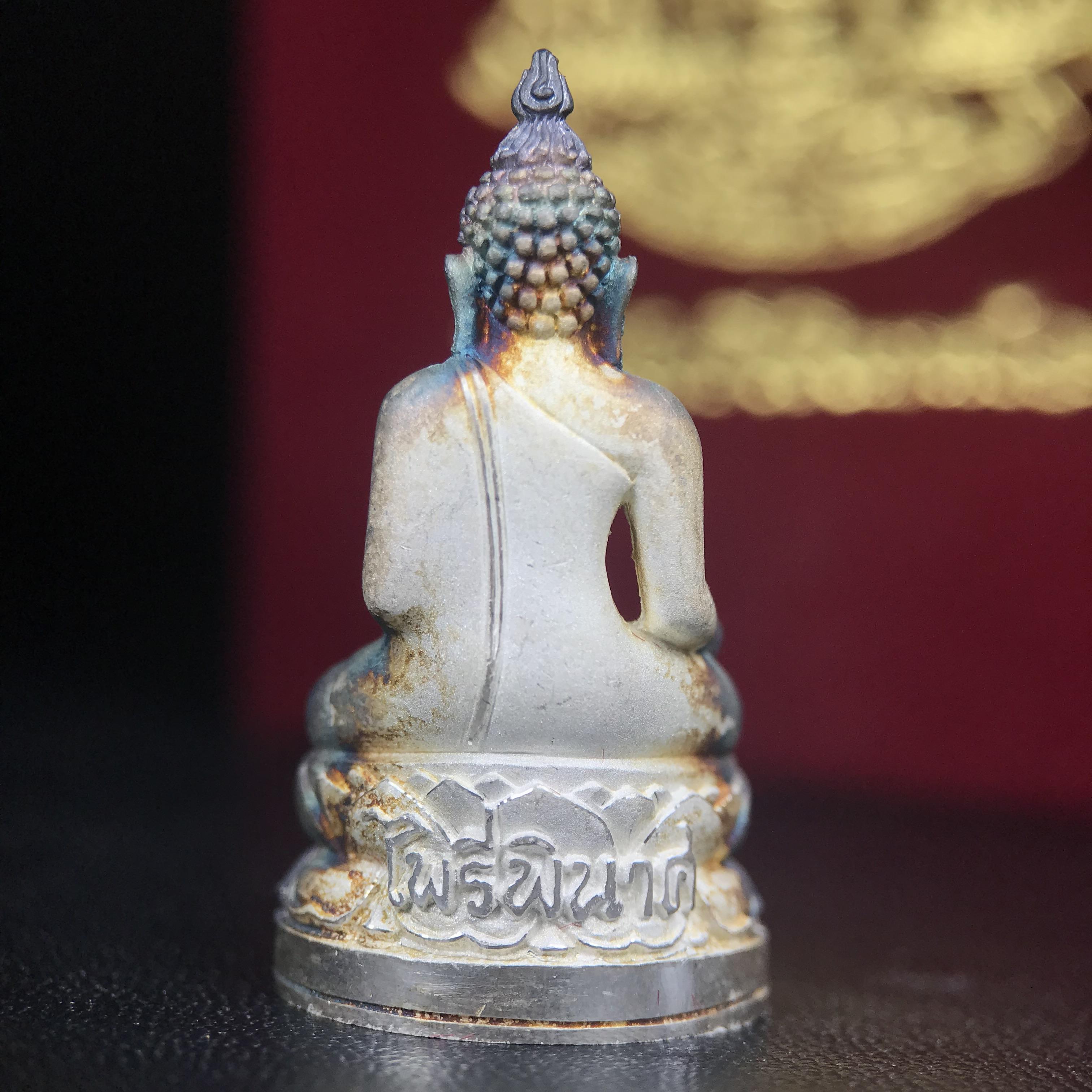 พระกริ่งไพรีพินาศ ตรากาญจนาภิเษก วัดบวรนิเวศวิหาร ที่ระลึกในหลวงรัชกาลที่9 ครองสิริราชสมบัติครบ 50ปี เนื้อเงิน(สภาพผิวเดิมขึ้นสีรุ้งธรรมชาติสวยแบบนิยม)(เสน่ห์พระเนื้อเงินสีสันที่ธรรมชาติสรรค์สร้าง)เข้มขลังทรงอานุภาพยิ่งใหญ่ กำราบศัตรูพ่ายสิ้น พระไพรีพินาศ