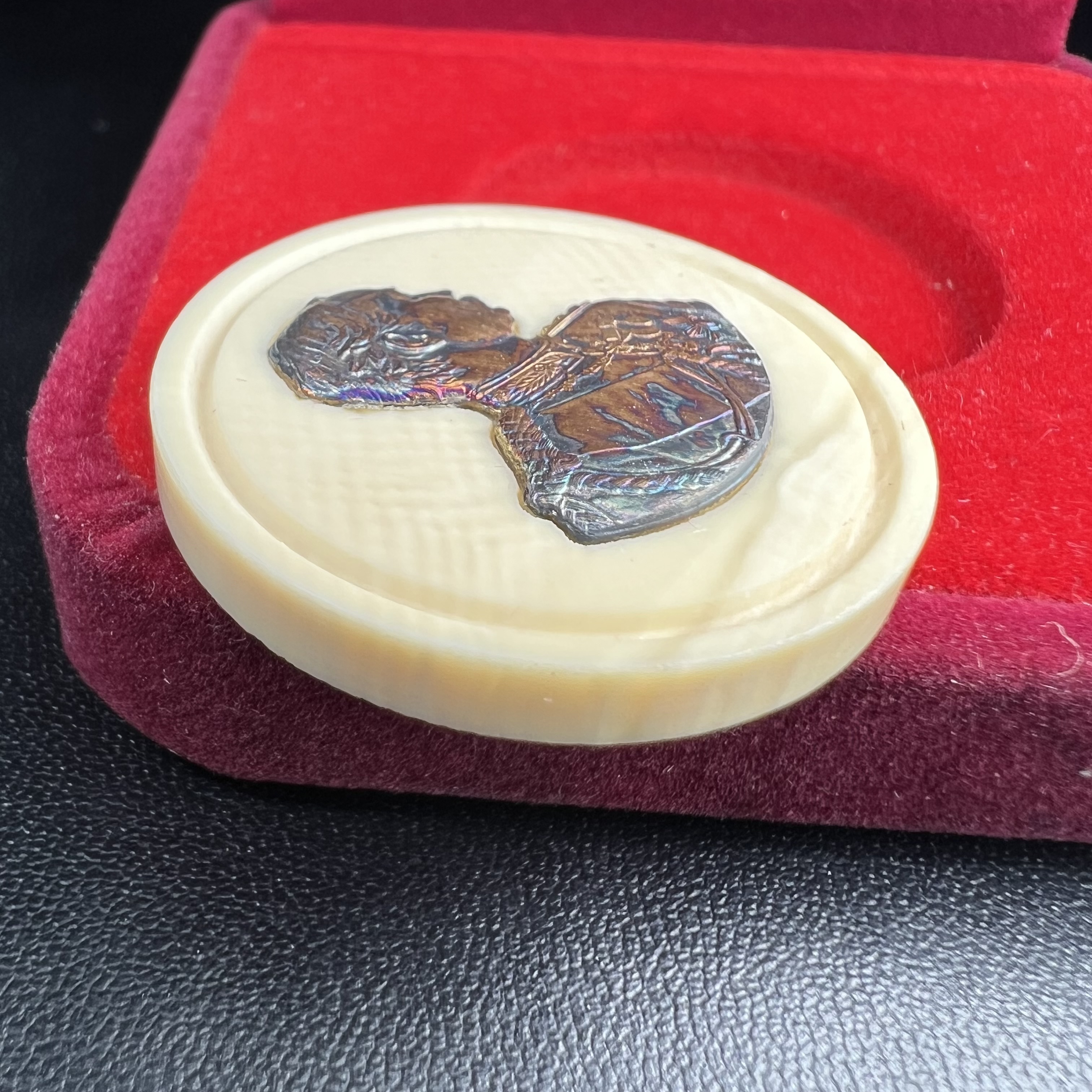 เหรียญรัชกาลที่ 5 คชสารหมื่นปี หลวงพ่ออุตตมะ วัดวังก์วิเวการาม ปี 2540 พิมพ์ใหญ่ขนาด 3.0 ซม. หน้ากากทองคำบริสุทธิ์ 99.99% (ผิวสวยเดิมขึ้นรุ้งงดงามธรรมชาติ)พร้อมกล่องบรรจุเดิมครบ(ควรคู่ผู้รู้คุณค่า ด้วยวัตถุมงคล เสริมบุญญาบารมี)