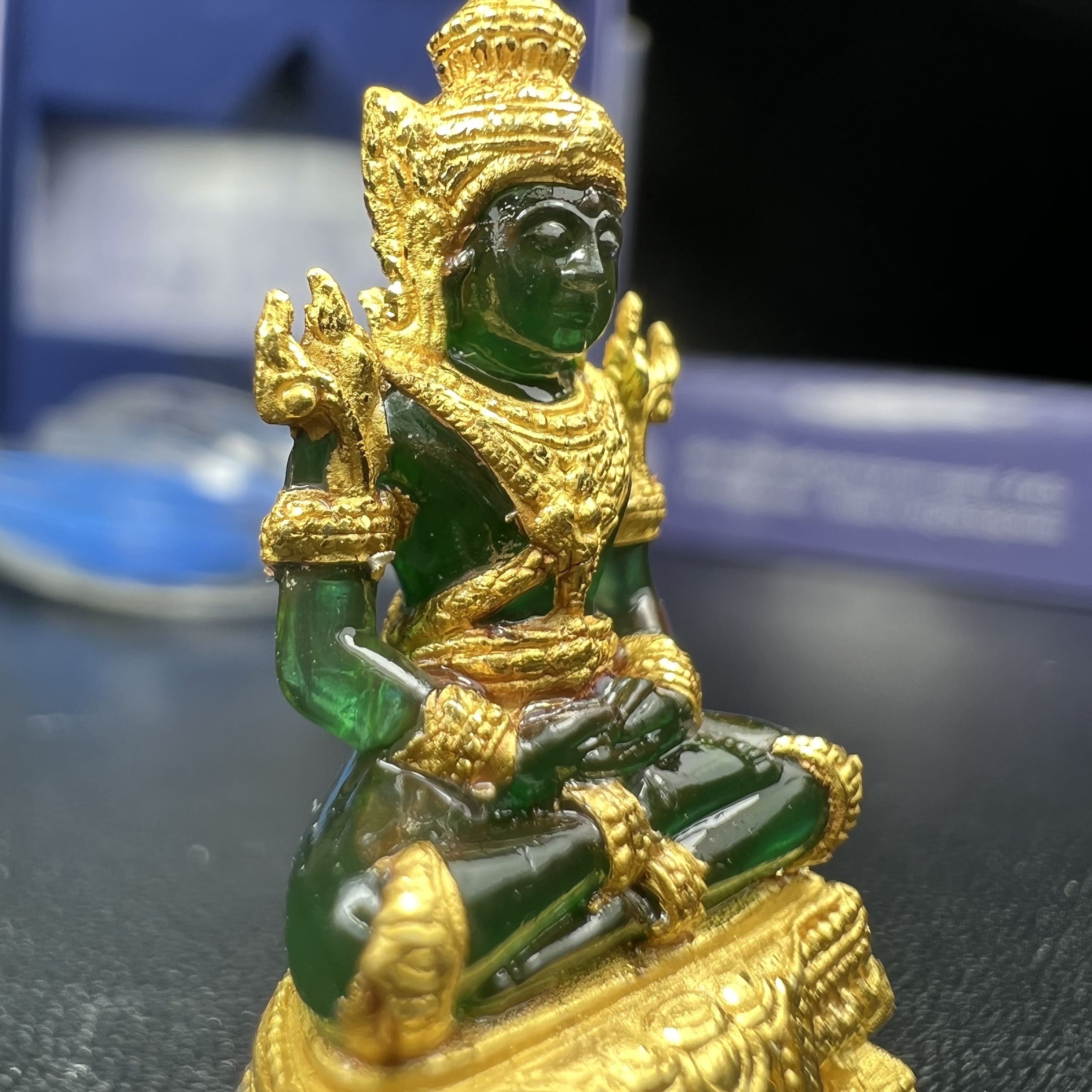 พระแก้วมรกต ภปร. จัดสร้างโดย รพ.ภูมิพลฯ ปี2547 ลอยองค์ขนาดหน้าตัก 1/2 นิ้ว เนื้อเรซิ่นหุ้มทองคำ99.99 งดงามทรงคุณค่าอีกหนึ่งรุ่นยอดนิยม หายาก