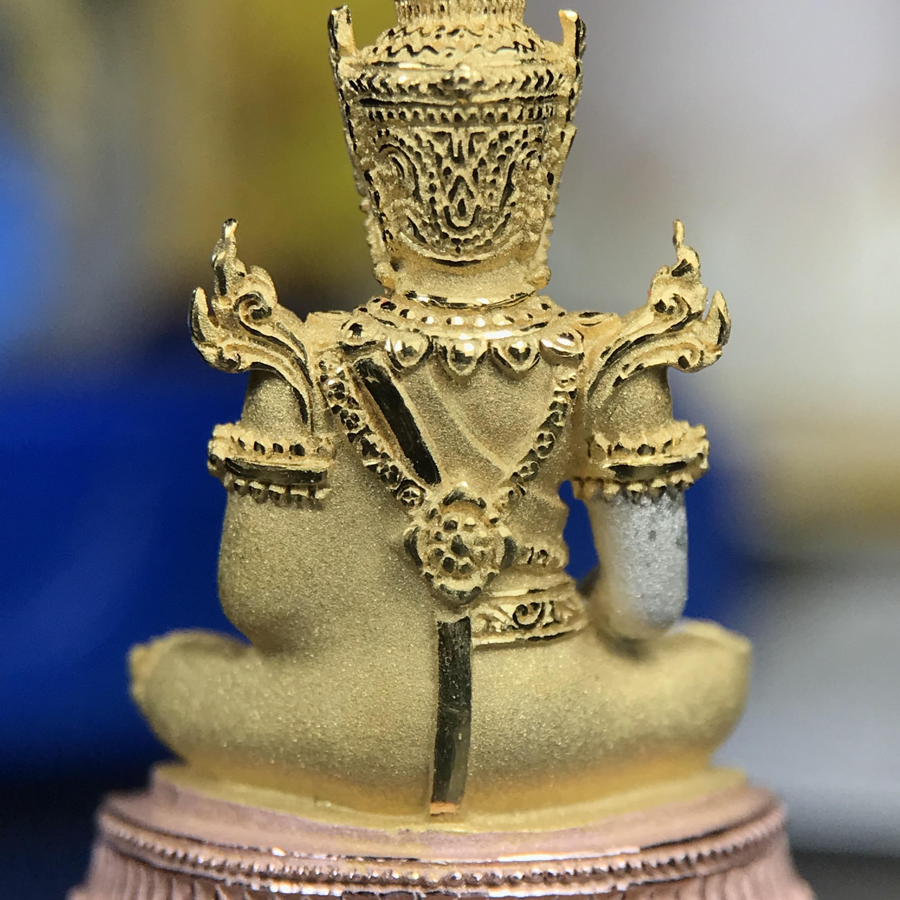 พระแก้วมรกต ทรงเครื่องฤดูร้อน พระราชทานประดิษฐานตราสัญลักษณ์ฉลองสิริราชสมบัติ ครบ 60 ปี ในหลวงรัชกาลที่ 9 พ.ศ.2549 เนื้อเงินสามกษัตริย์ลอยองค์พิมพ์ใหญ่ สูง 3.6 ซม. ขนาดหน้าตัก 1/2 นิ้ว (พิธีใหญ่มหาพุทธาภิเษก ณ พระอุโบสถวัดพระแก้ว เกจิอาจารย์ 108 รูป )