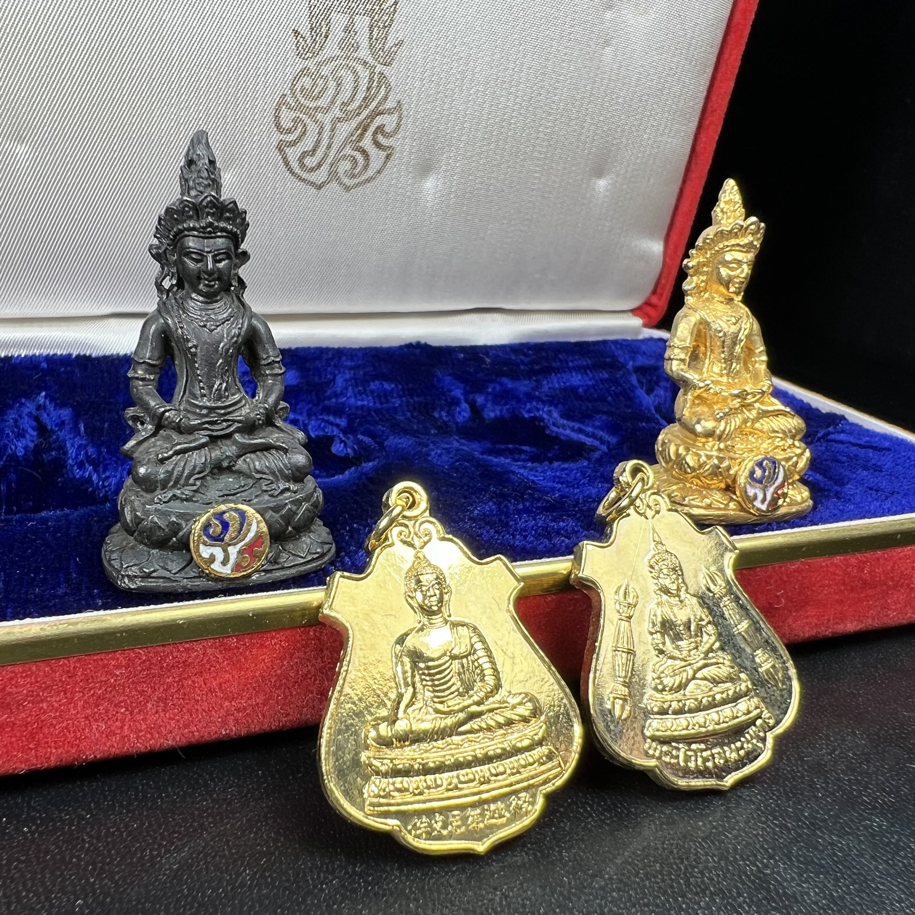 พระไวโรจนะพุทธ(กริ่งธิเบต ภปร.) ท่านเจ้าคุณโพธิ์แจ้ง วัดมังกรกมลาวาส(เล่งเน่ยยี่) ปี 2515(รุ่นแรก) ชุดพิเศษกรรมการ พิธีใหญ่ฉลอง ๑๐๐ปี วัดมังกรกมลาวาส (ในหลวงรัชกาลที่ ๙ ทรงเสด็จเททอง ) หลวงปู่โต๊ะ วัดประดู่ฉิมพลีเมตตาอธิษฐานจิตปลุกเสก (หายากมาก)