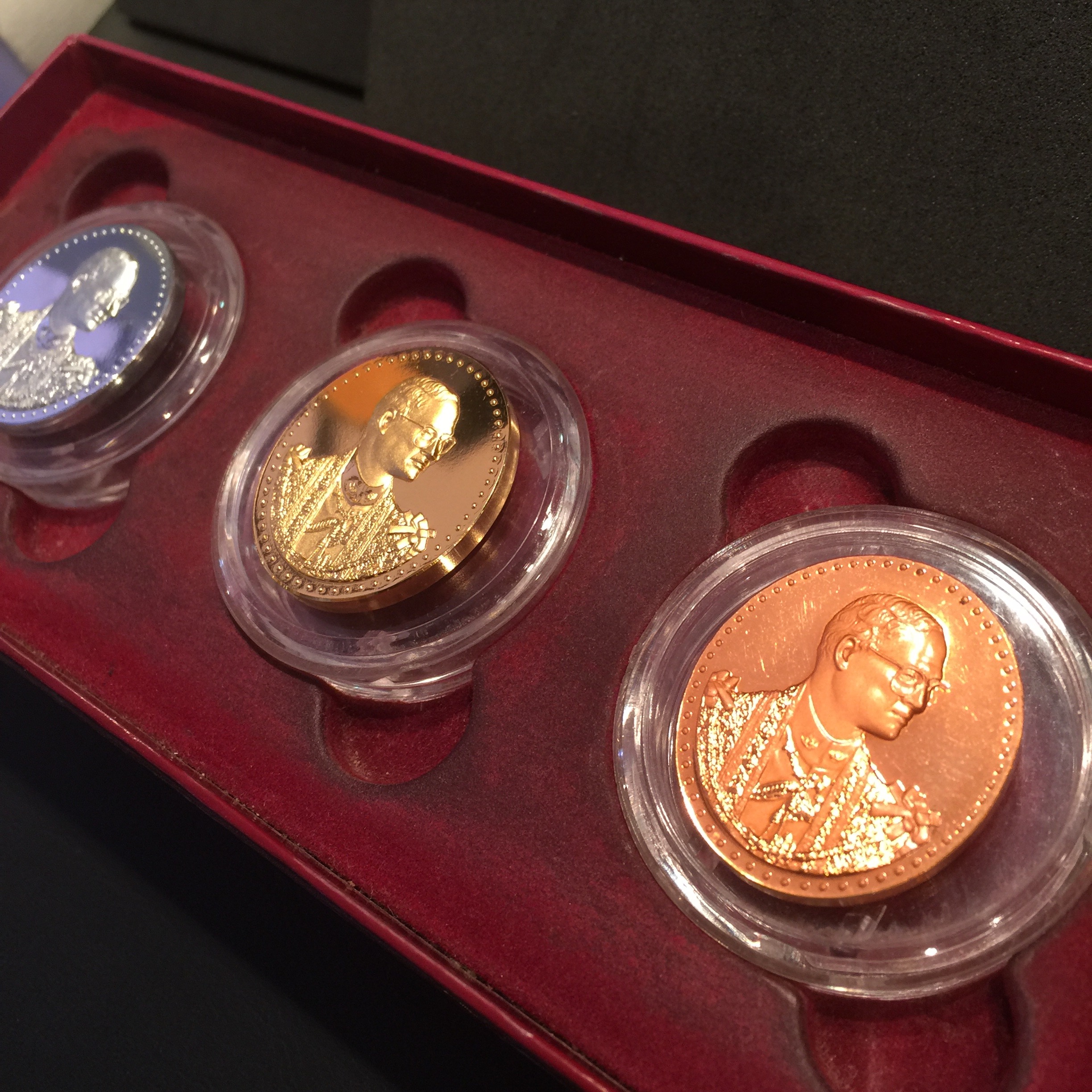 ชุดเหรียญ พระบาทสมเด็จพระเจ้าอยู่หัว 75 พรรษา