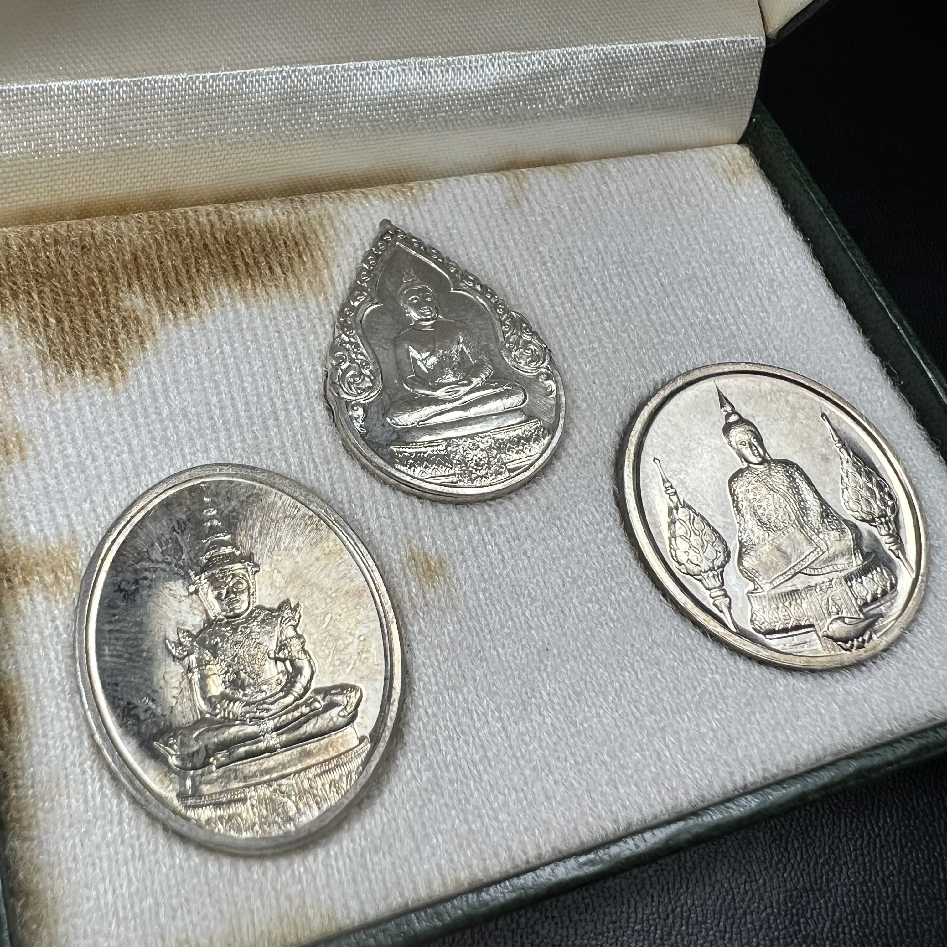 เหรียญพระแก้วมรกตหลัง ภปร. ฉลองกรุงรัตนโกสินทร์ครบ 200 ปี พ.ศ.2525 เนื้อเงินกล่องบรรจุเดิมครบ3พิมพ์(บล็อกพระราชศรัธา)(ในหลวงรัชกาลที่9 เสด็จในพิธี)พระคู่บ้านคู่เมือง...พระดี...พิธีใหญ่